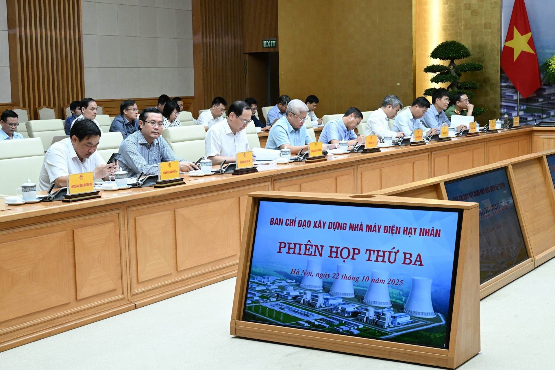 Asistentes a la reunión sobre la construcción de centrales nucleares.
