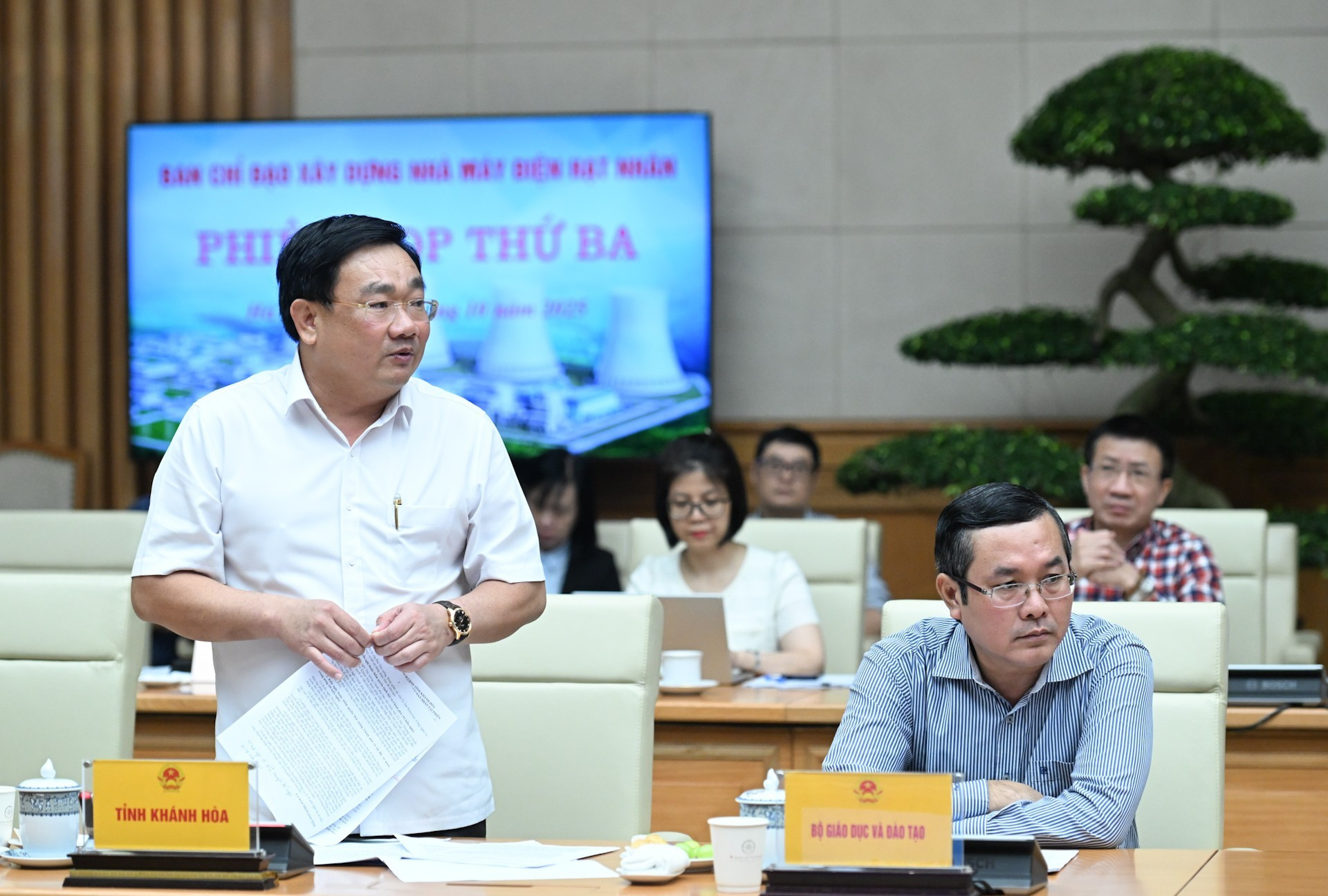 El vicepresidente del Comité Popular de la provincia de Khanh Hoa Trinh Minh Hoang habla en la reunión.