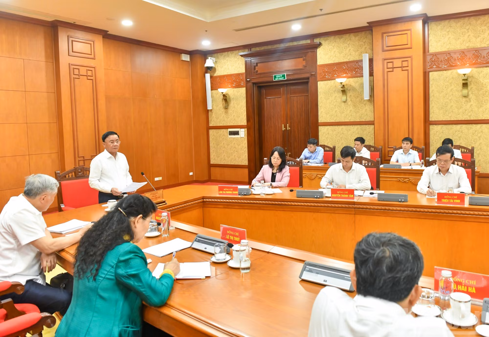 El miembro permanente del Secretariado del Comité Central del Partido Comunista de Vietnam, Tran Cam Tu, habla en la cita.