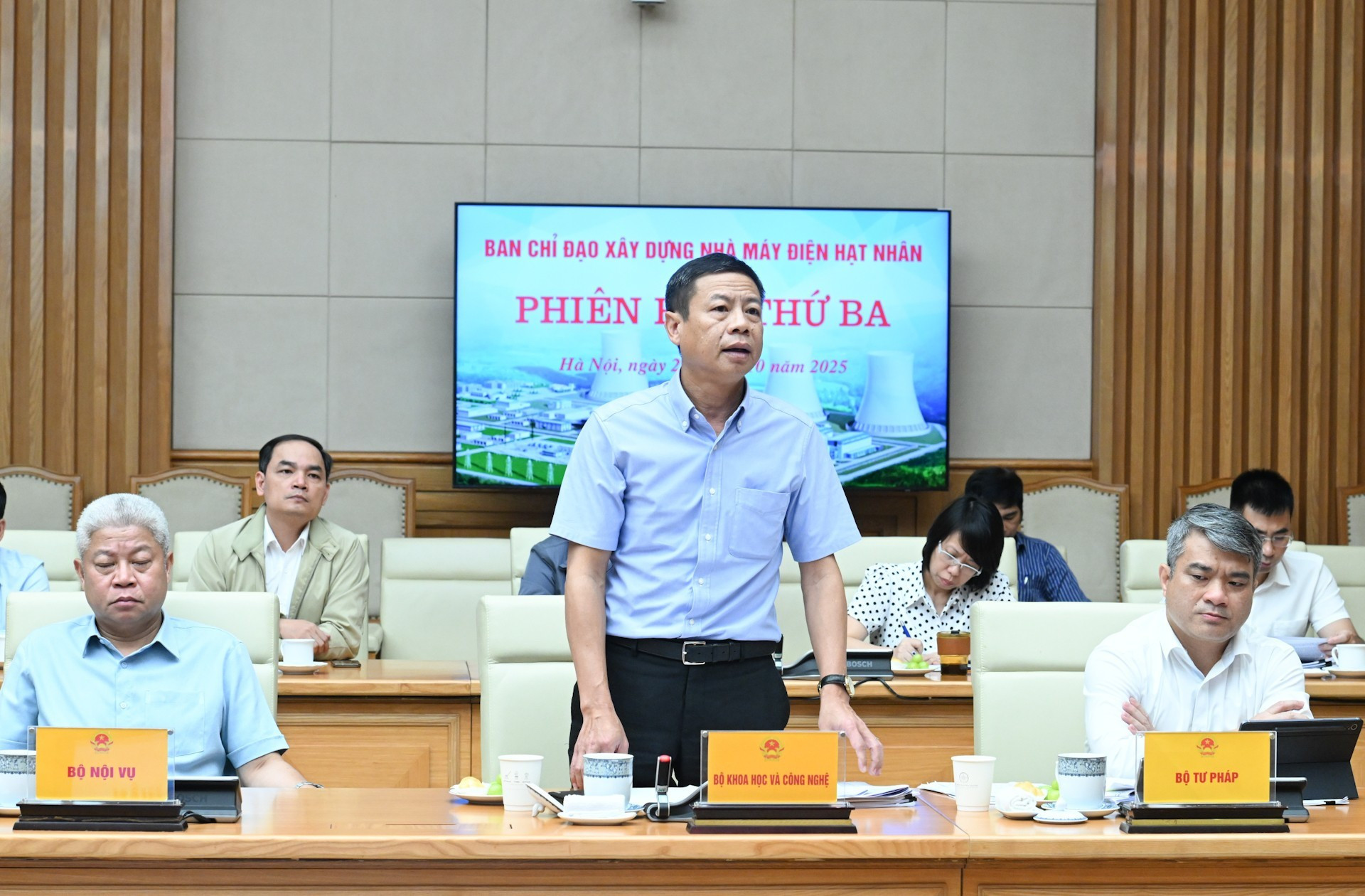 El viceministro de Ciencia y Tecnología Le Xuan Dinh presenta su opinión.