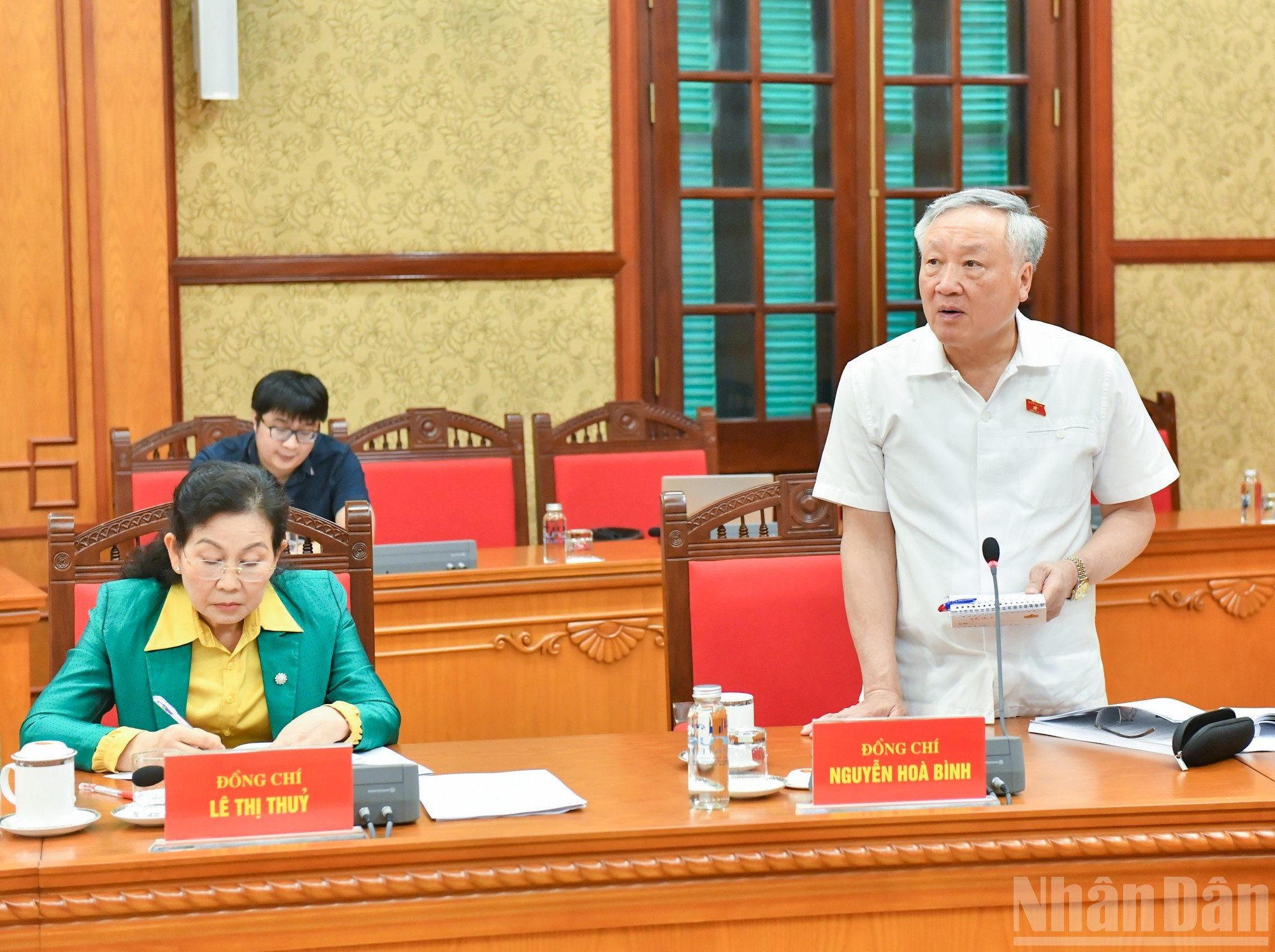 El vicepremier permanente Nguyen Hoa Binh presenta su opinión. El vicepremier permanente Nguyen Hoa Binh presenta su opinión.