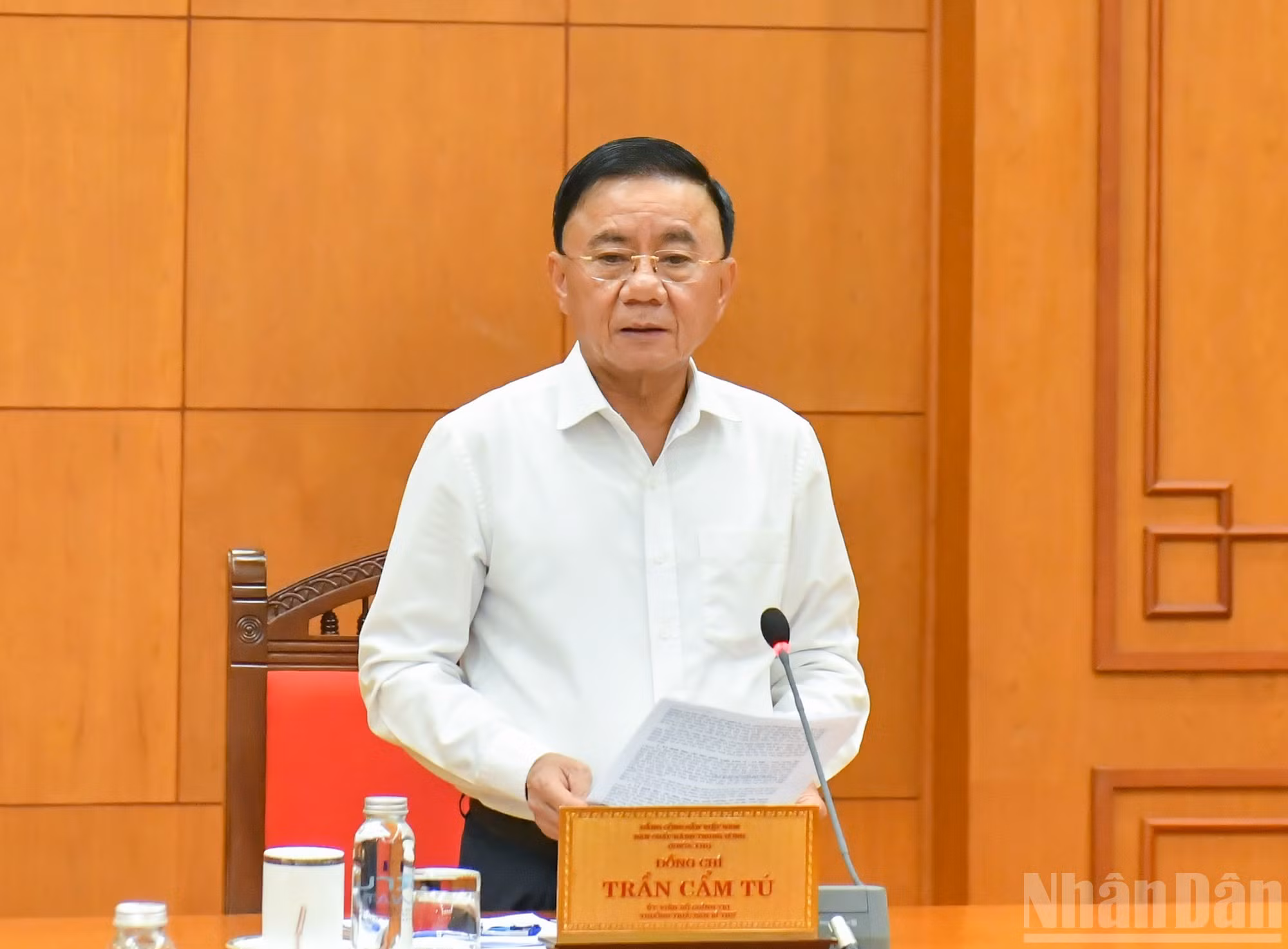 El miembro permanente del Secretariado del Comité Central del Partido Comunista de Vietnam, Tran Cam Tu, habla en la cita.