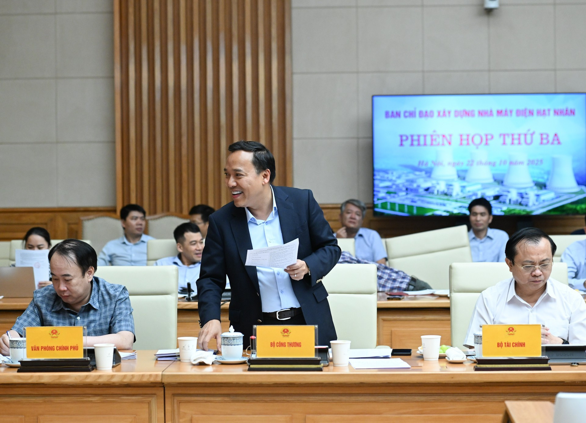 El viceministro de Industria y Comercio Nguyen Hoang Long presenta un informe sobre el proceso de la construcción de centrales nucleares.