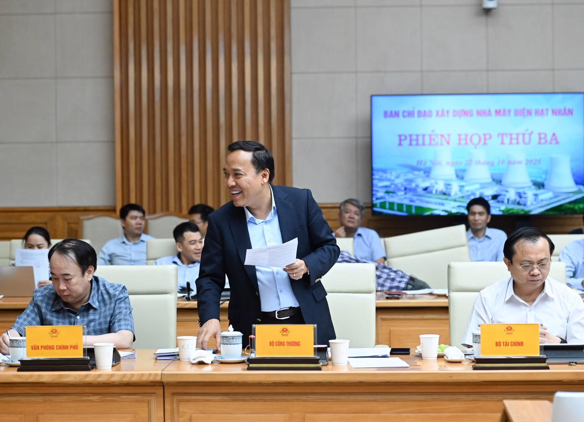 El viceministro de Industria y Comercio Nguyen Hoang Long presenta un informe sobre el proceso de la construcción de centrales nucleares.