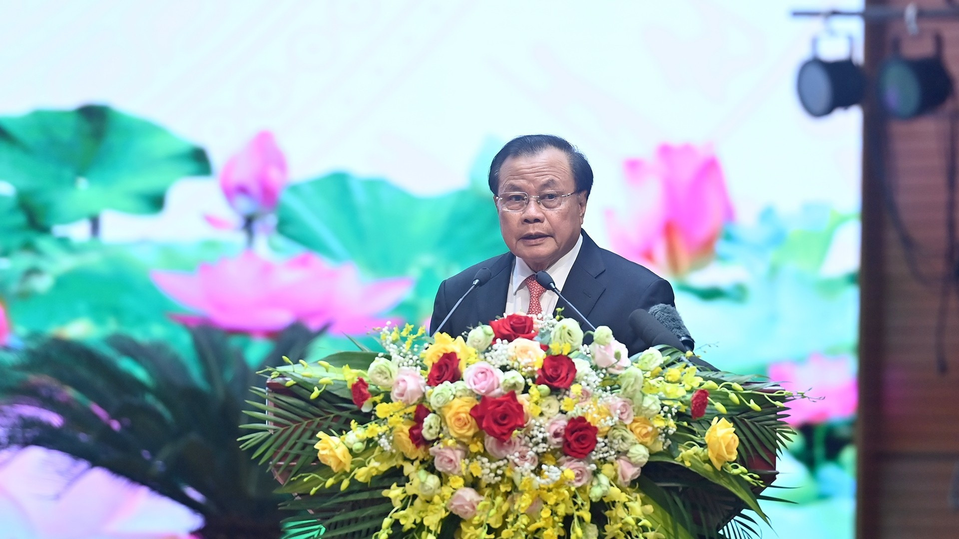 Pham Quang Nghi, ex miembro del Buró Político y ex secretario del Comité del Partido Comunista en Hanói. Pham Quang Nghi, ex miembro del Buró Político y ex secretario del Comité del Partido Comunista en Hanói.