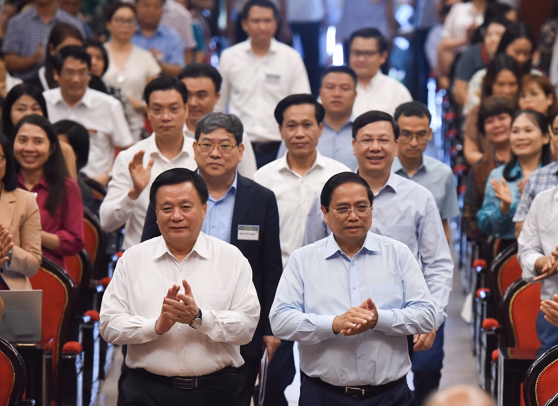 El primer ministro de Vietnam, Pham Minh Chinh (derecha) asiste a la cita.