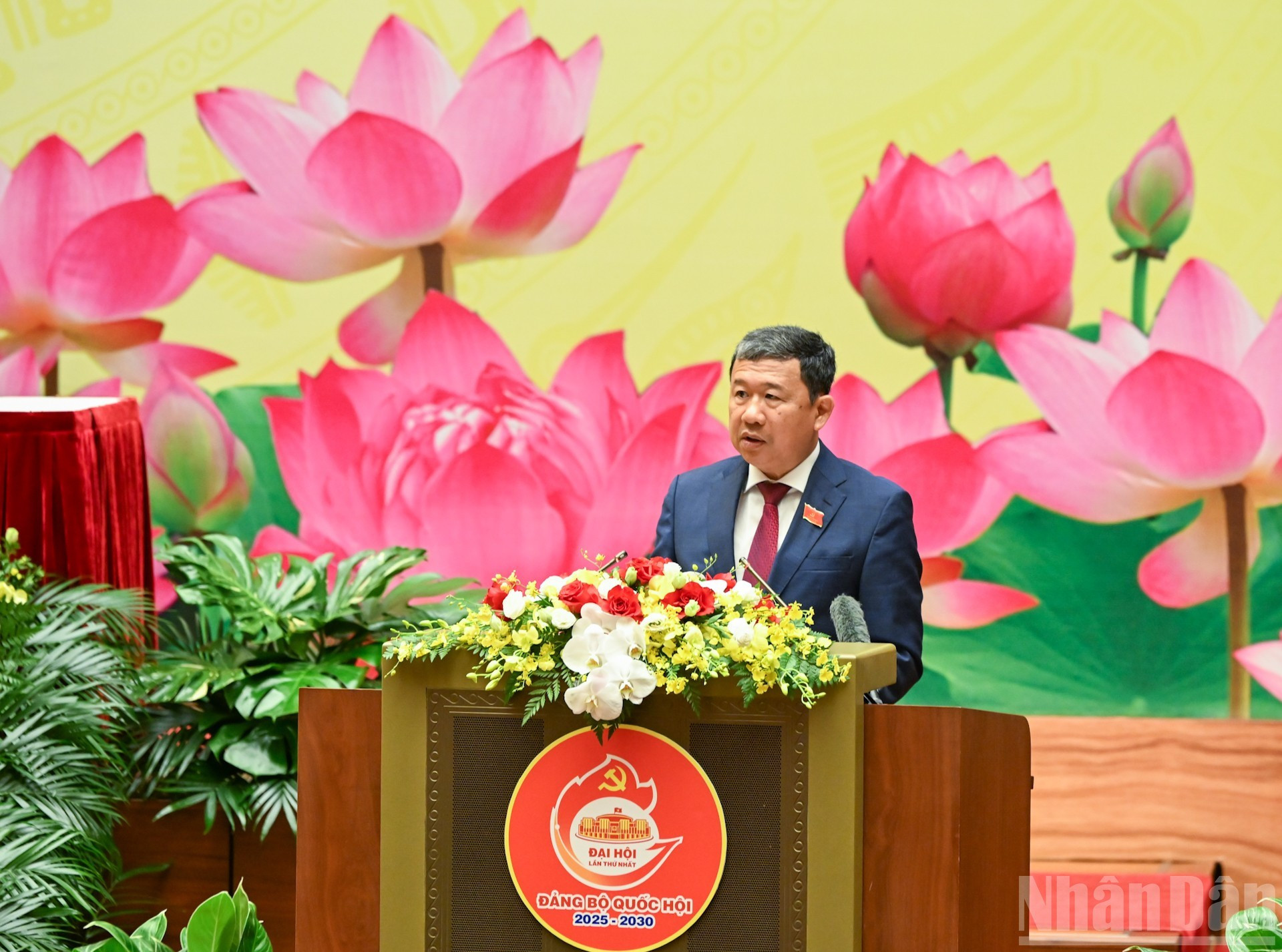 El vicesecretario permanente del Comité del PCV de la ANV, Vu Hai Ha presenta el informe de revisión del Comité Ejecutivo del Partido de la Asamblea Nacional para el período 2020-2025.