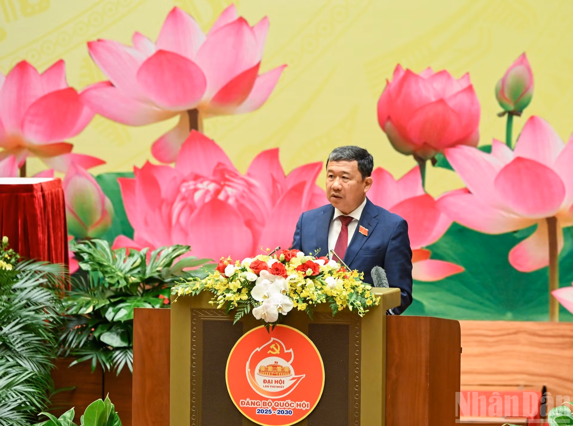 El vicesecretario permanente del Comité del PCV de la ANV, Vu Hai Ha presenta el informe de revisión del Comité Ejecutivo del Partido de la Asamblea Nacional para el período 2020-2025.