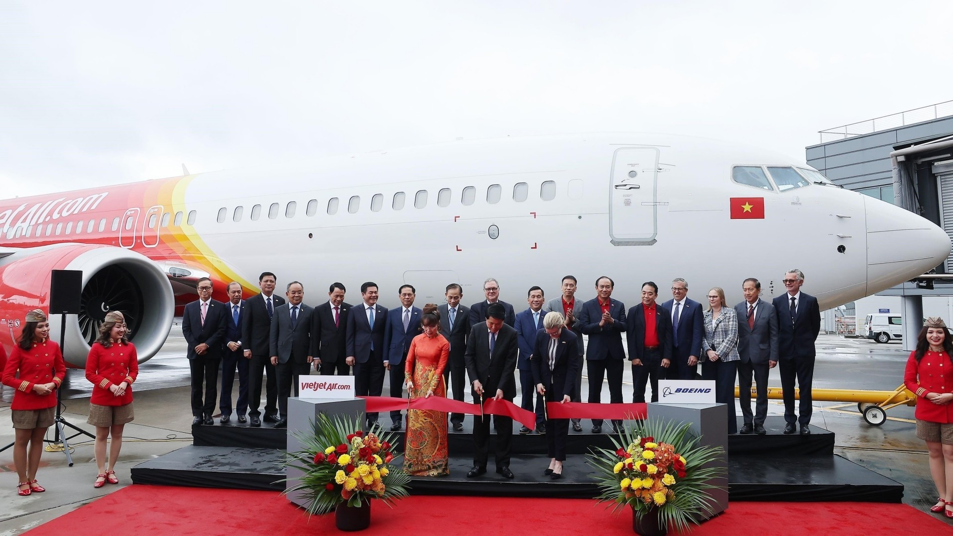 El presidente de Vietnam, Luong Cuong, corta la cinta en la ceremonia de entrega del primer Boeing 737 -8 entre Boeing Corporation y Vietjet Air.
