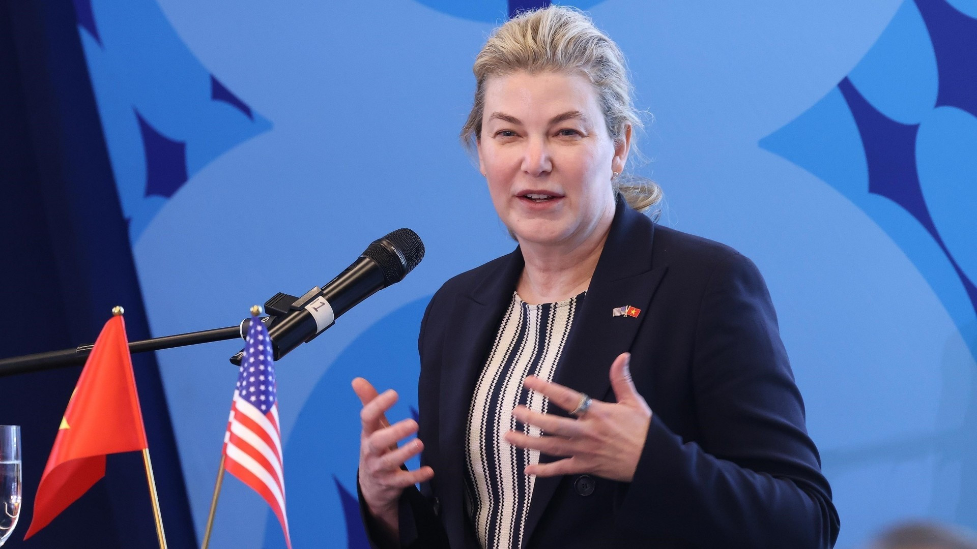 La presidenta y directora ejecutiva de Boeing Commercial Airplanes, Stephanie Pope, toma la palabra en el acto.