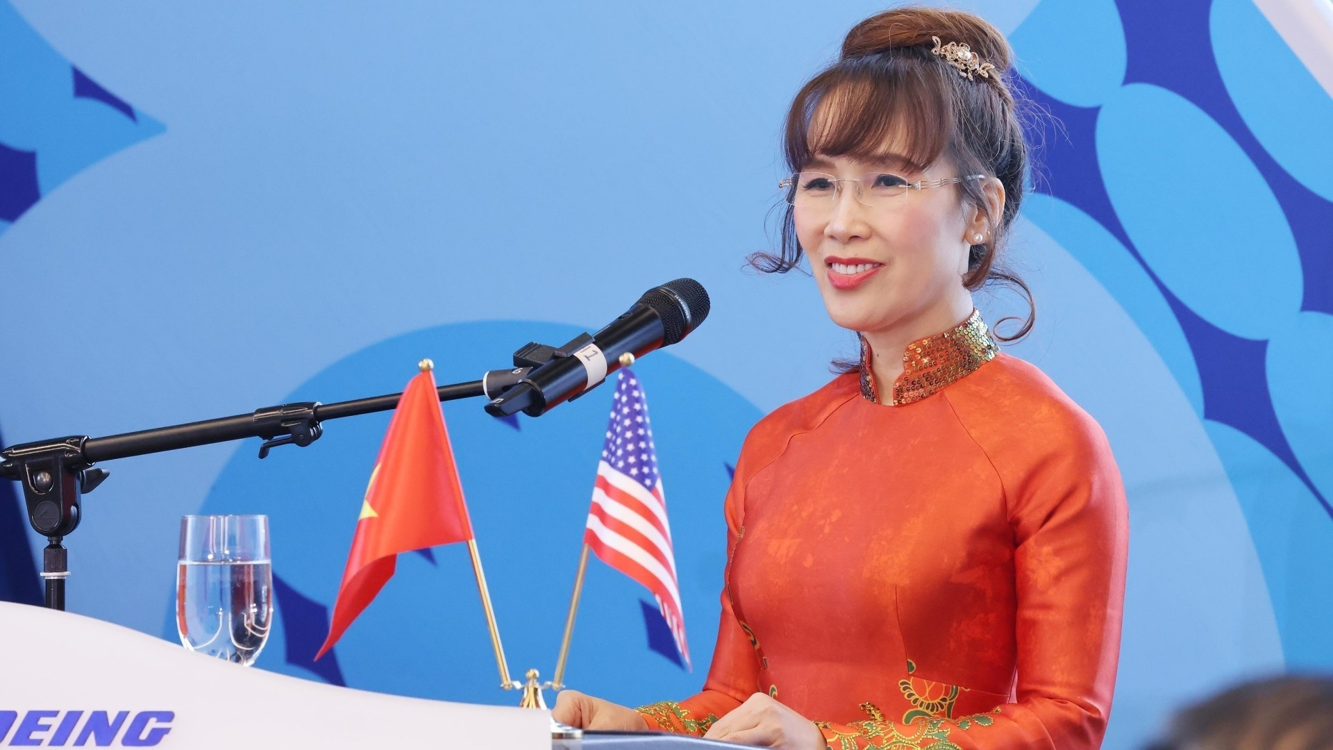 La presidenta de Vietjet, Nguyen Thi Phuong Thao, habla en la cita.