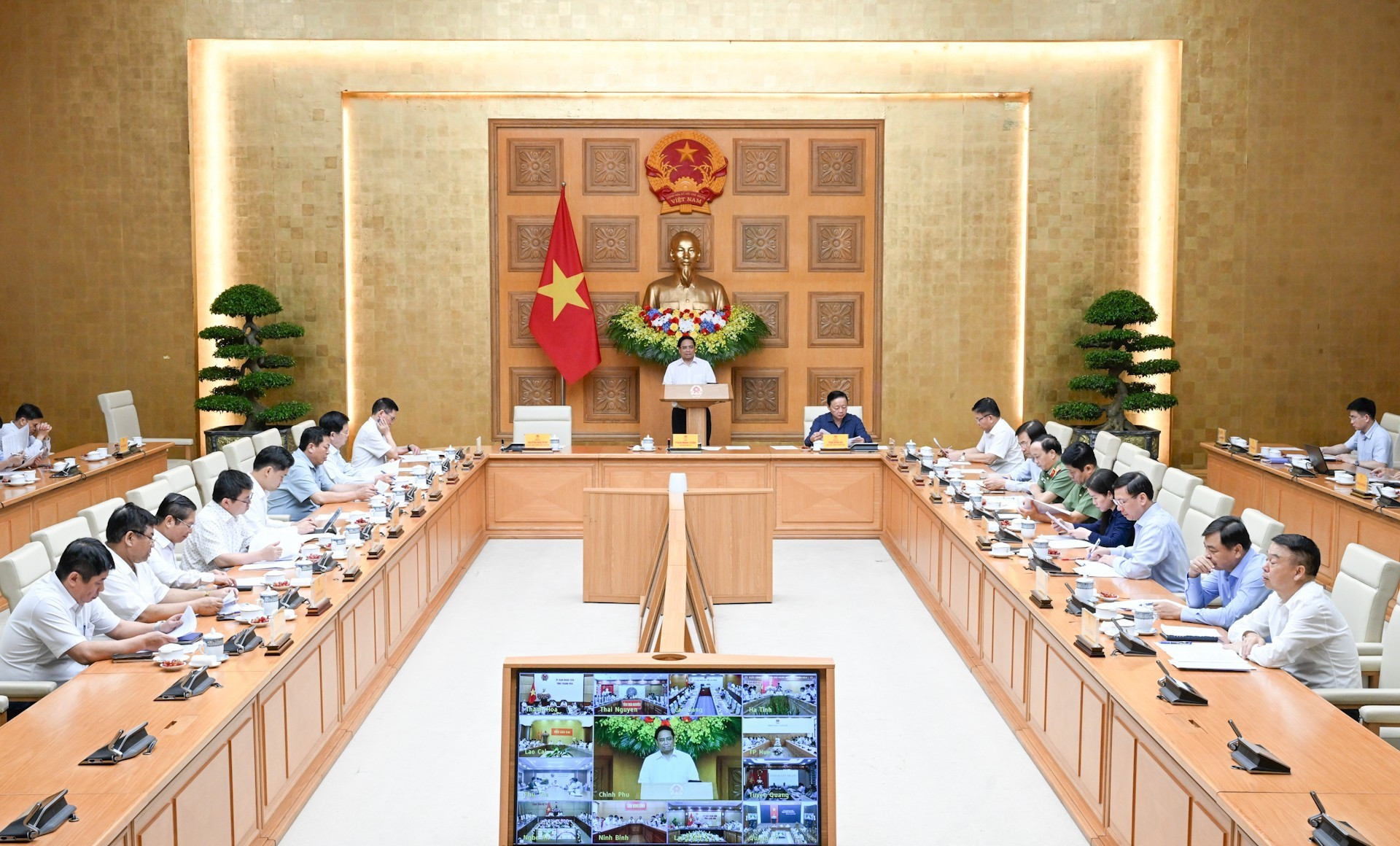 El jefe de Gobierno, Pham Minh Chinh, preside la reunión sobre la recuperación de las secuelas causadas por el tifón Bualoi.