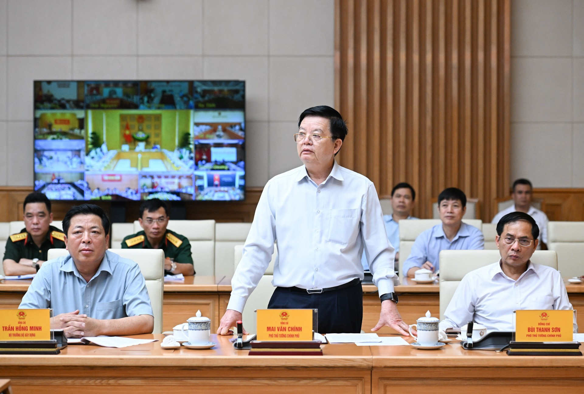 El vicepremier Mai Van Chinh habla en la reunión.