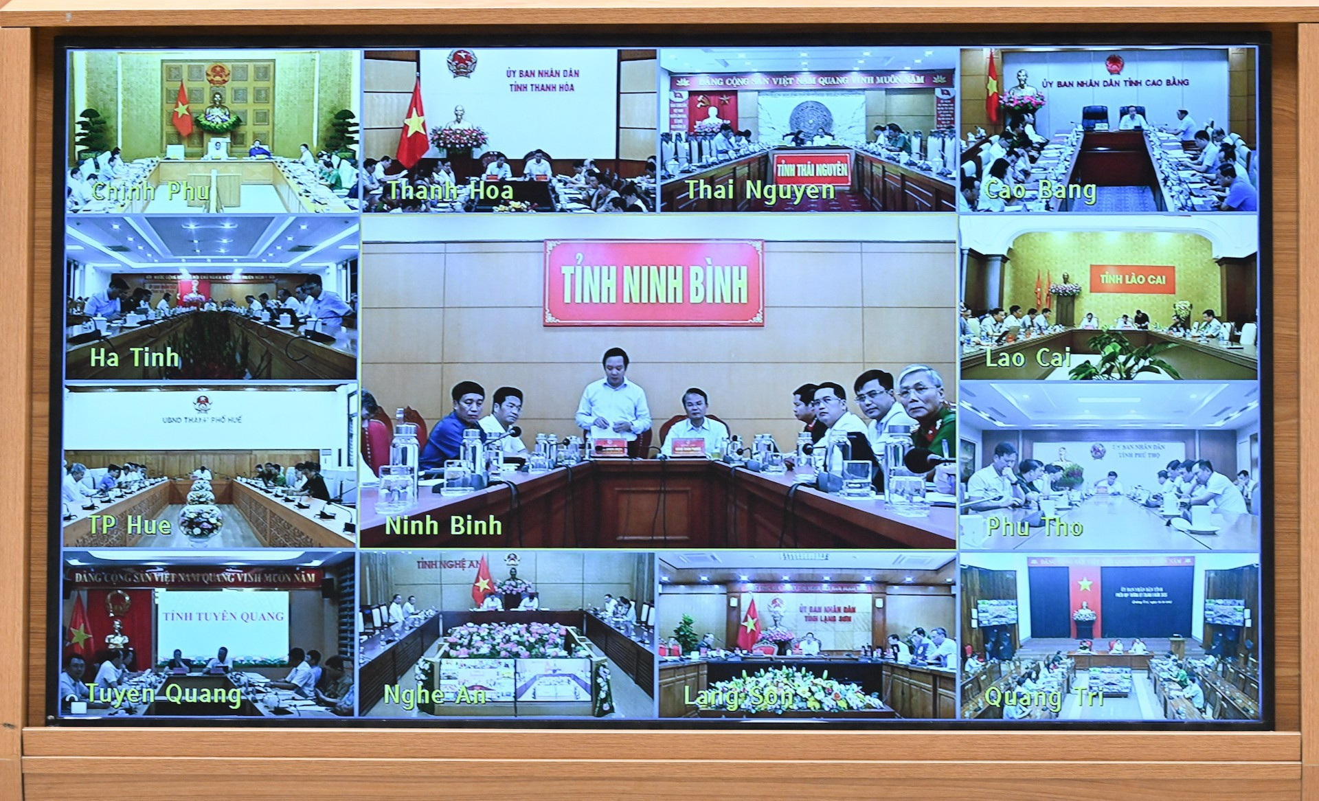 La reunión se celebra en formato presencial y virtual con directivos de ministerios, órganos y 12 localidades.