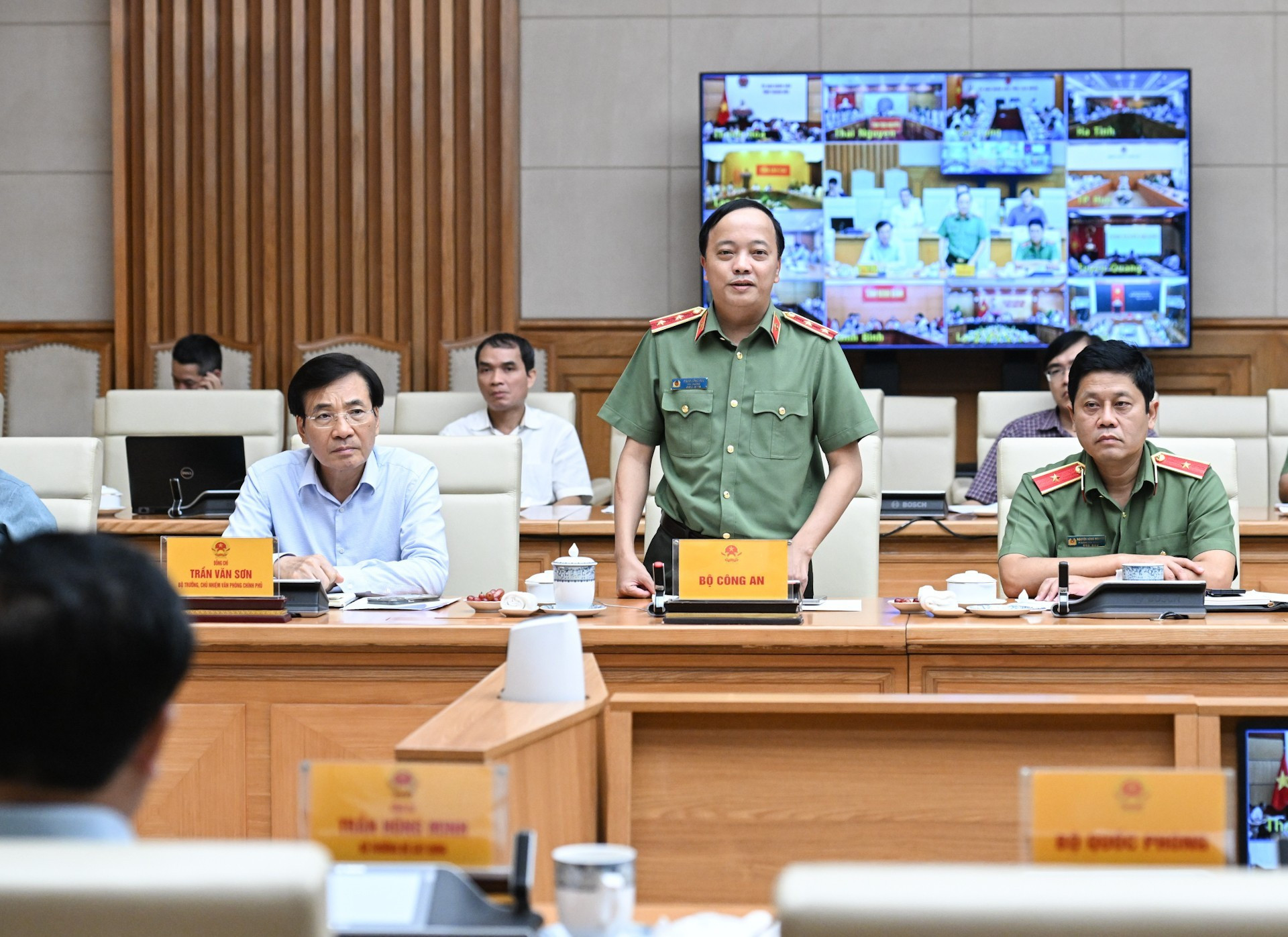 El general de división Dang Hong Duc, viceministro de Seguridad Pública, habla en la reunión.