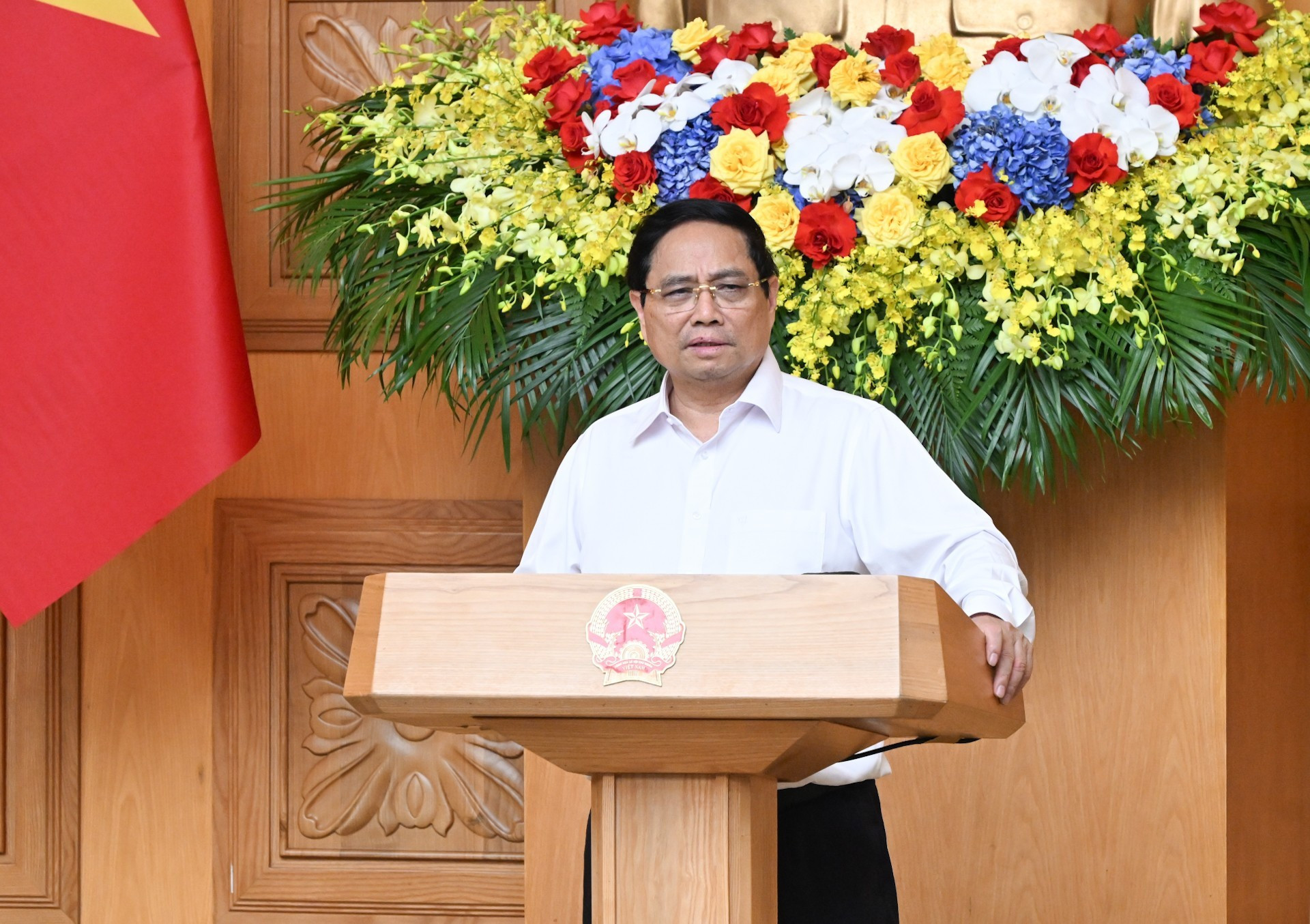 El premier Pham Minh Chinh habla en la reunión.