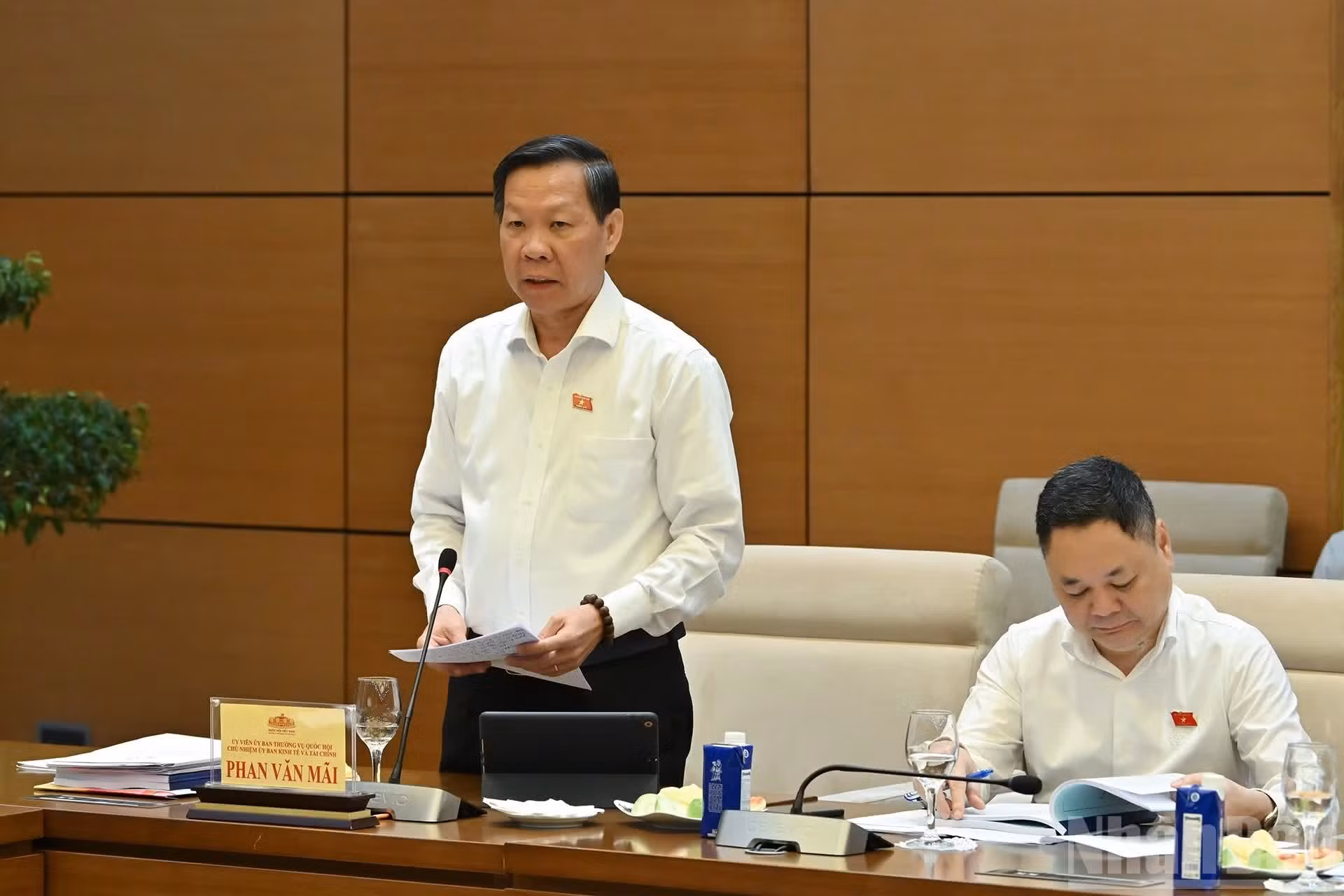 El jefe de la Comisión de Economía y Finanzas, Phan Van Mai, presenta un informe.