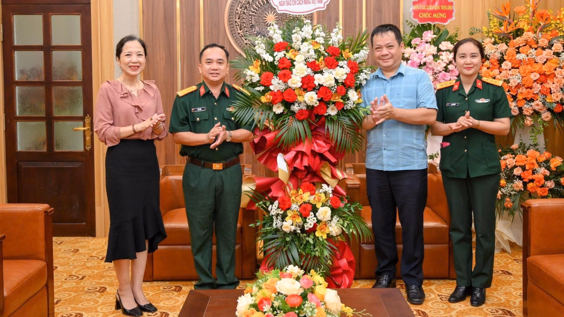 El subjefe del Departamento de Comunicación y Entrenamiento, Ho Sung, visita el diario.