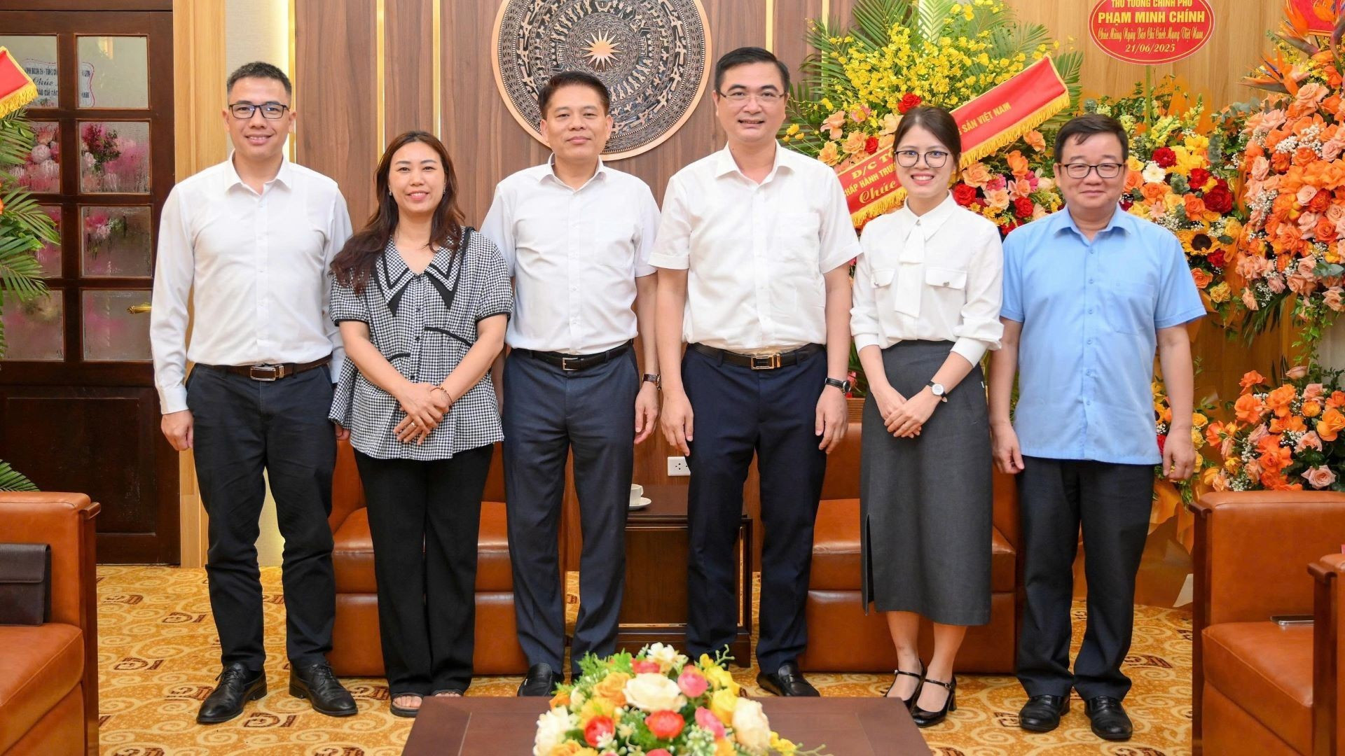 La delegación de la Universidad de Ciencias Sociales y Humanidades de la Universidad Nacional de Vietnam felicita a Nhan Dan.