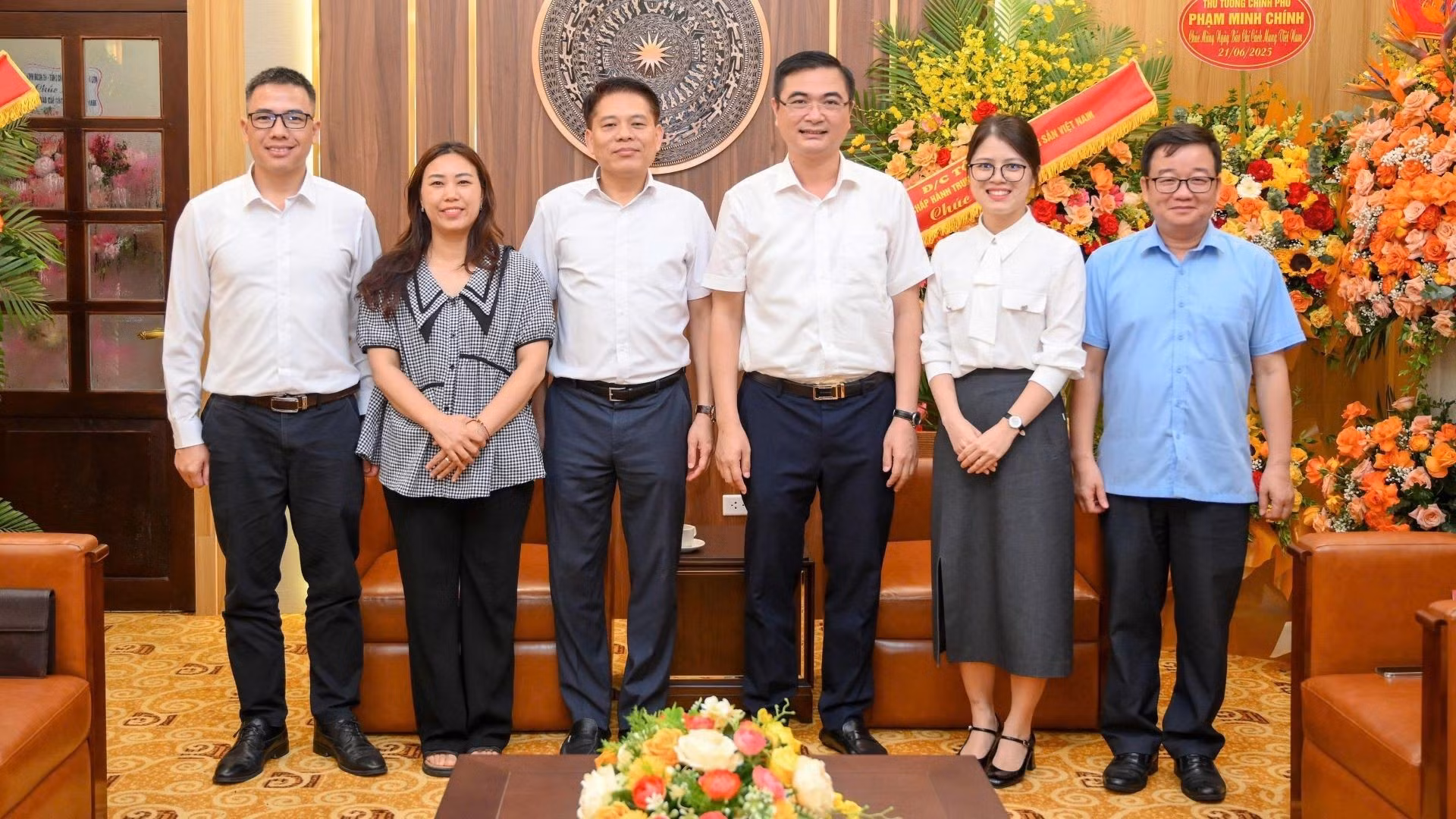 La delegación de la Universidad de Ciencias Sociales y Humanidades de la Universidad Nacional de Vietnam felicita a Nhan Dan.
