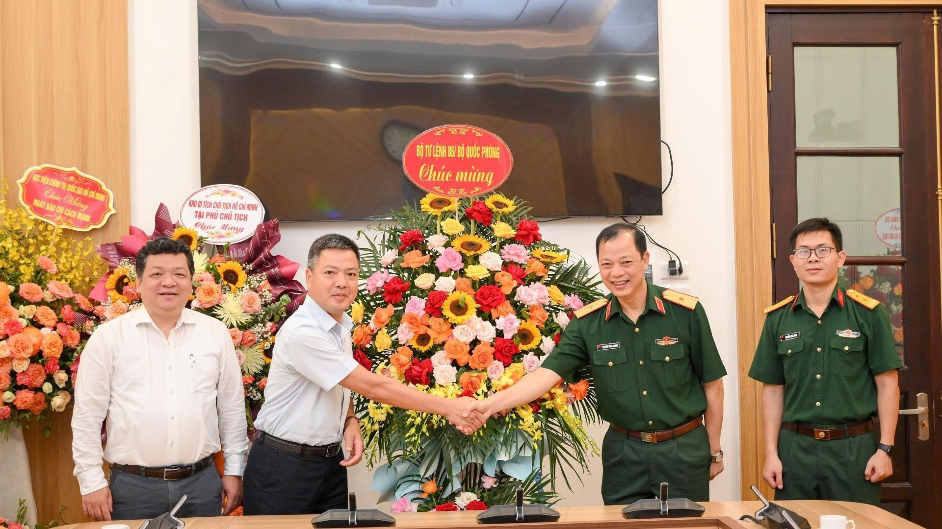 El General de División Nguyen Minh Thang, comisario político del Alto Mando 86 felicita al periódico.