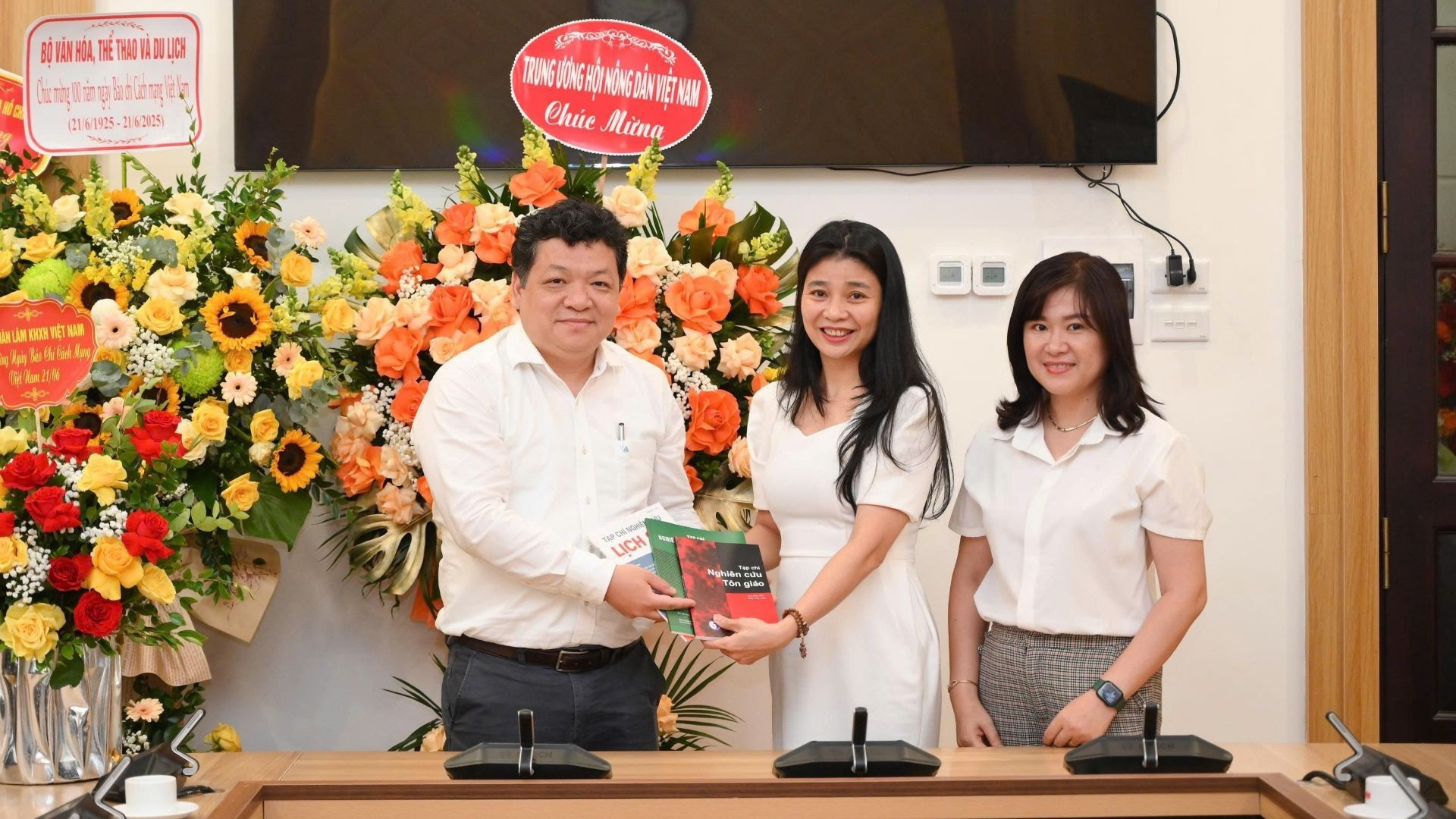 La subdirectora de la Oficina de la Academia de Ciencias Sociales de Vietnam, Vo Thi Vuong Ngoc, visita el periódico Nhan Dan.