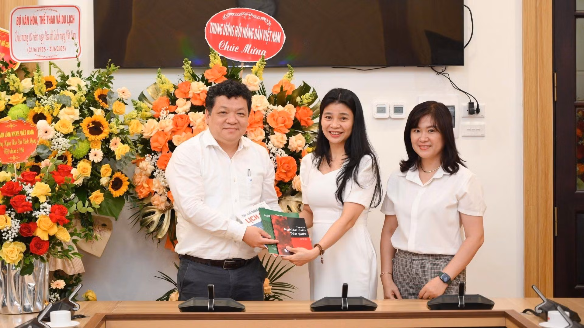 La subdirectora de la Oficina de la Academia de Ciencias Sociales de Vietnam, Vo Thi Vuong Ngoc, visita el periódico Nhan Dan.