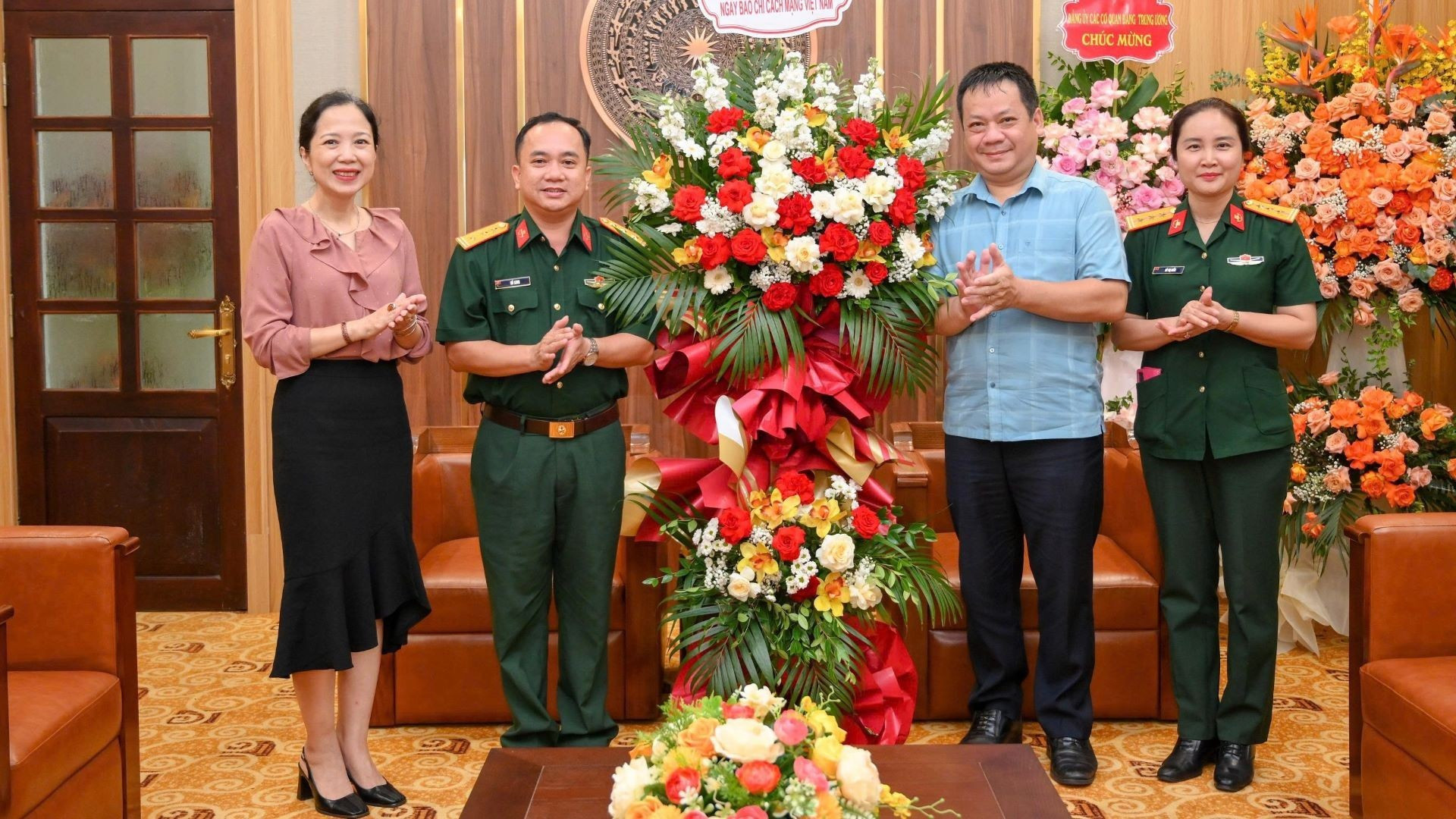 El subjefe del Departamento de Comunicación y Entrenamiento, Ho Sung, visita el diario.