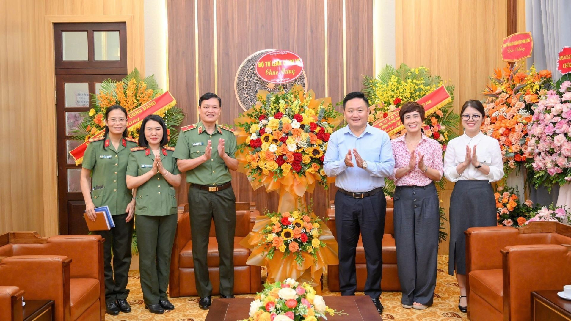 El General de División Vo Anh Tuan, comandante adjunto del Alto Mando de Guardia, felicita al diario.