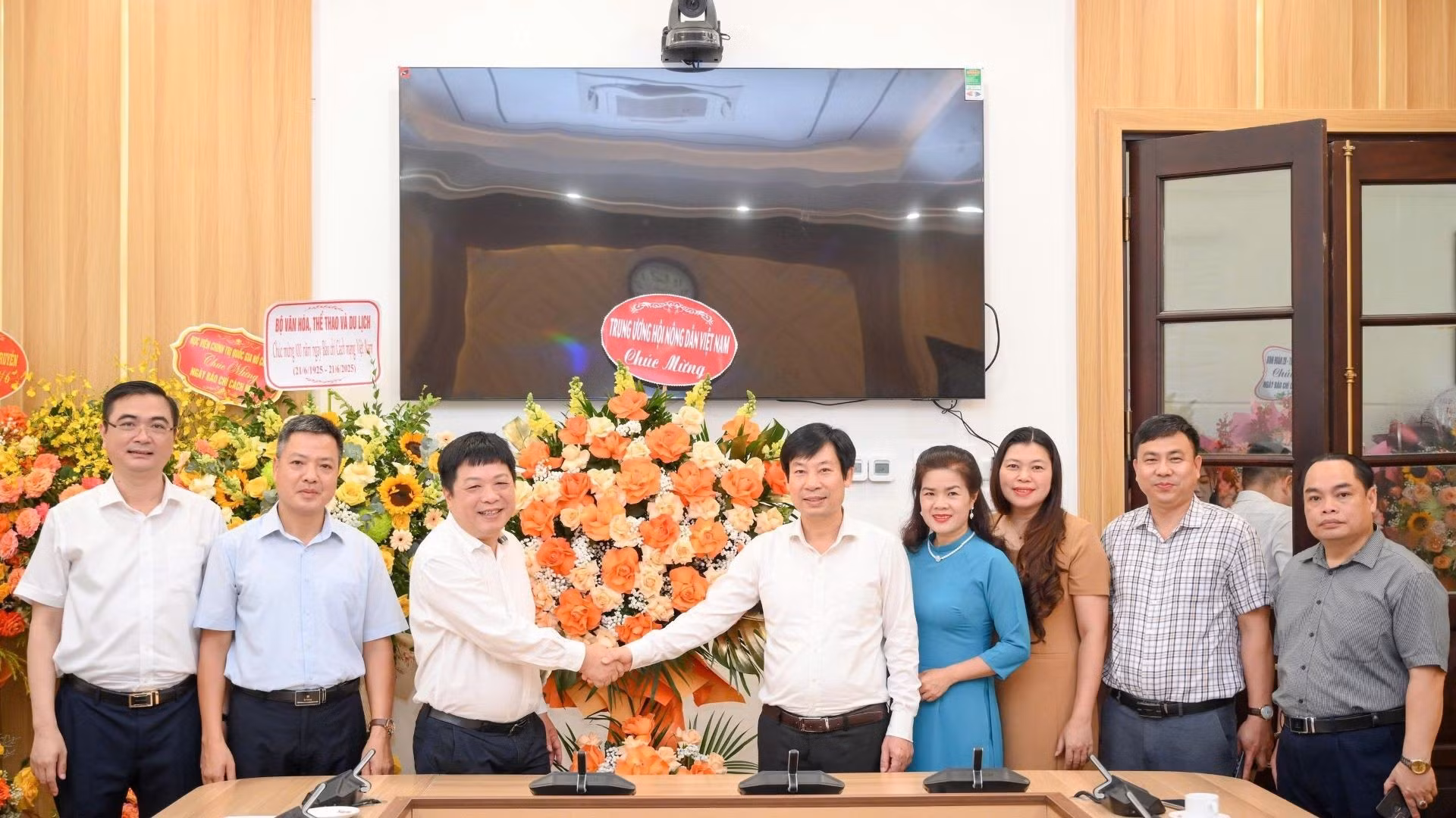 La Asociación de Agricultores de Vietnam felicita a Nhan Dan.