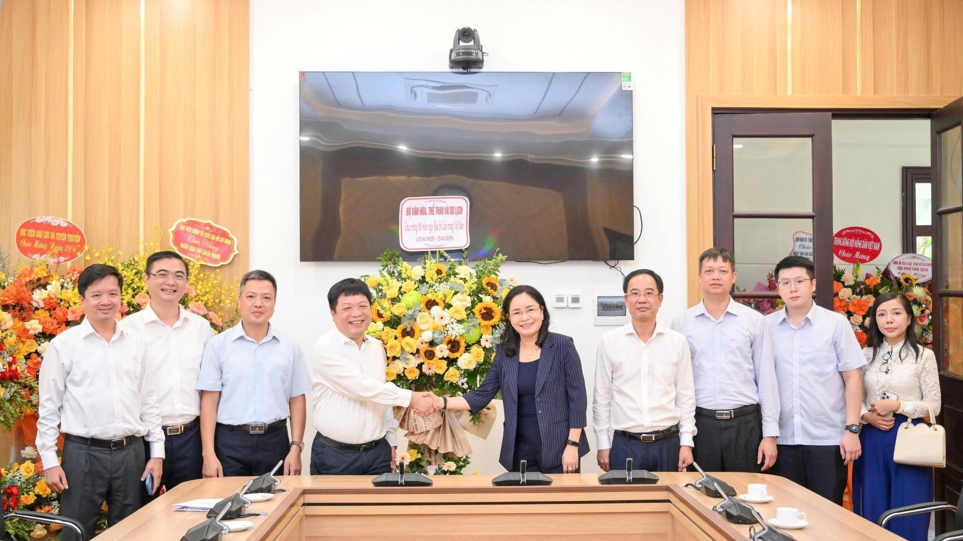 La viceministra de Cultura, Deportes y Turismo, Trinh Thi Thuy, felicita a Nhan Dan.