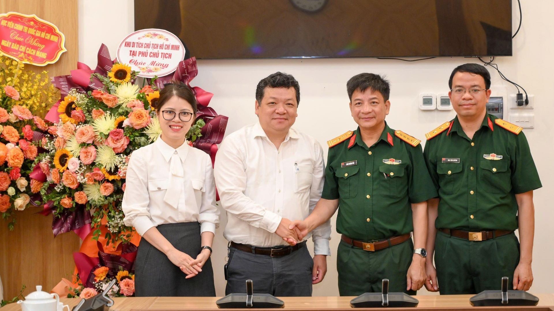 El jefe de Comunicación y Entrenamiento del Departamento de Política, de la Academia Nacional de Defensa, coronel Dinh Hoang Van, felicita al diario.