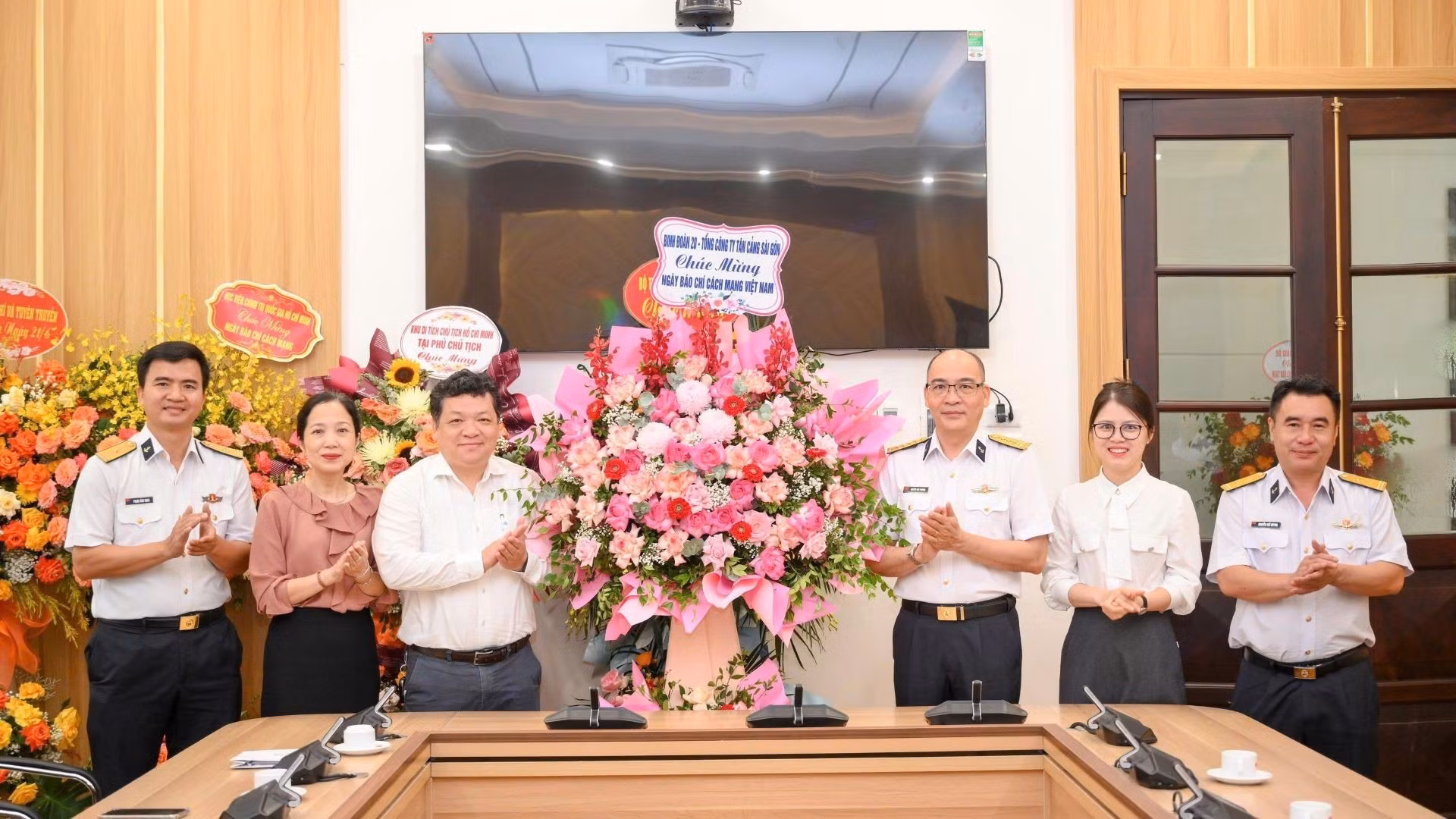El coronel Nguyen Van Phuong, comisario político del Cuerpo de Ejército 20, transmite felicitaciones al diario.