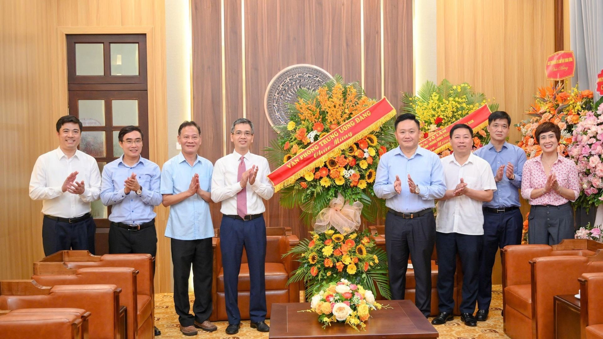 Vo Thanh Hung, subjefe de la Oficina Central del Partido, felicita al periódico Nhan Dan.