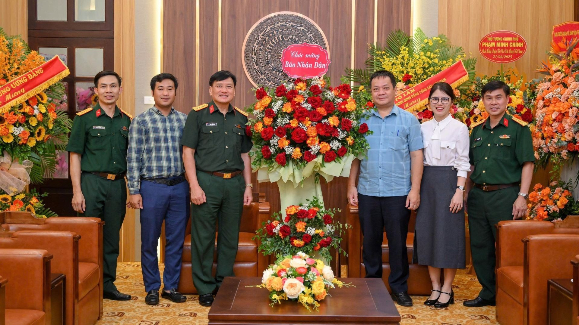 La delegación del Estado Mayor General del Ejército Popular de Vietnam felicita al diario Nhan Dan.