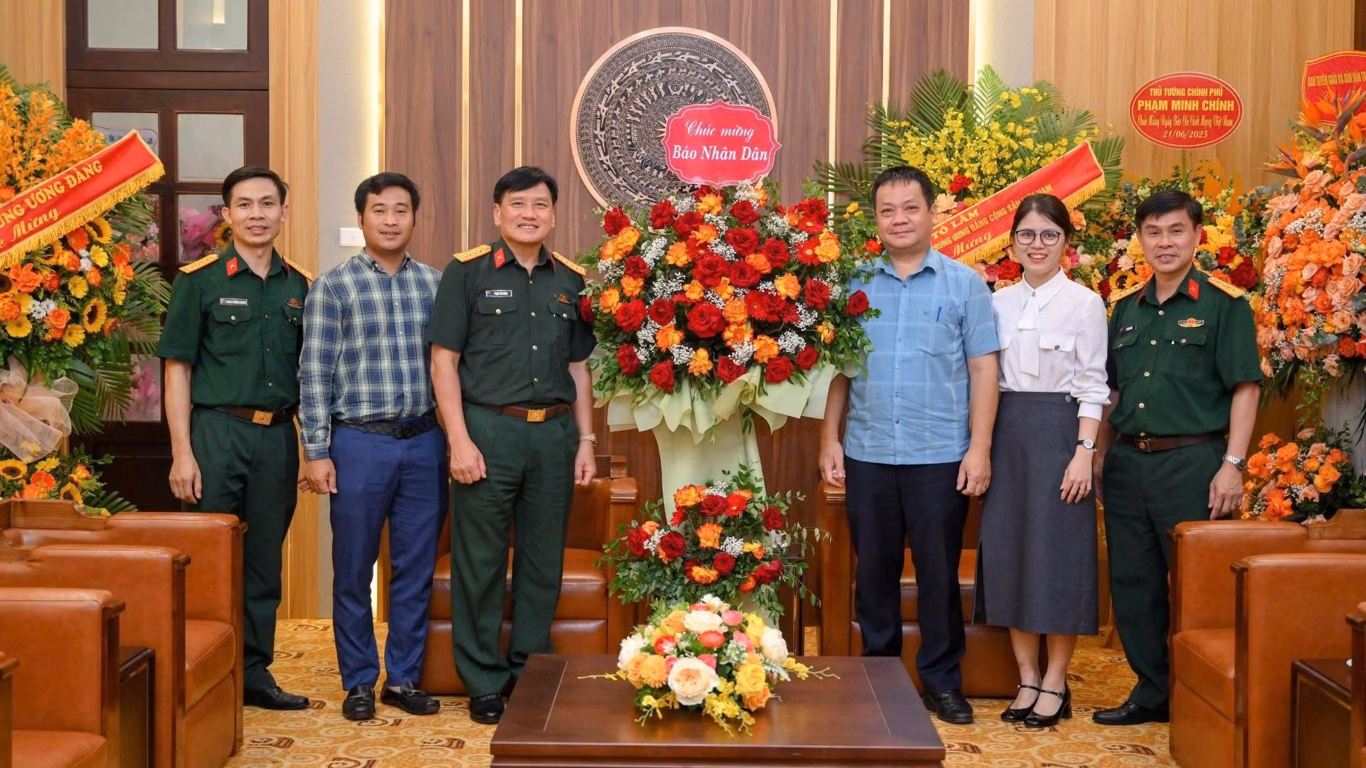 La delegación del Estado Mayor General del Ejército Popular de Vietnam felicita al diario Nhan Dan.