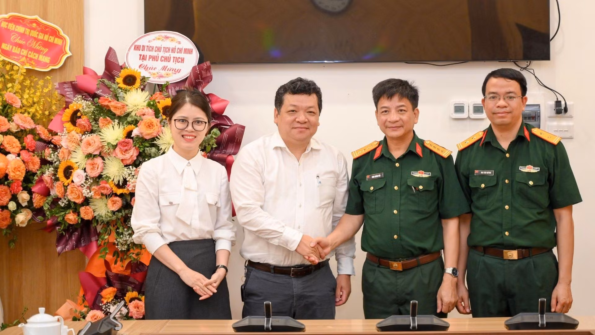 El jefe de Comunicación y Entrenamiento del Departamento de Política, de la Academia Nacional de Defensa, coronel Dinh Hoang Van, felicita al diario.