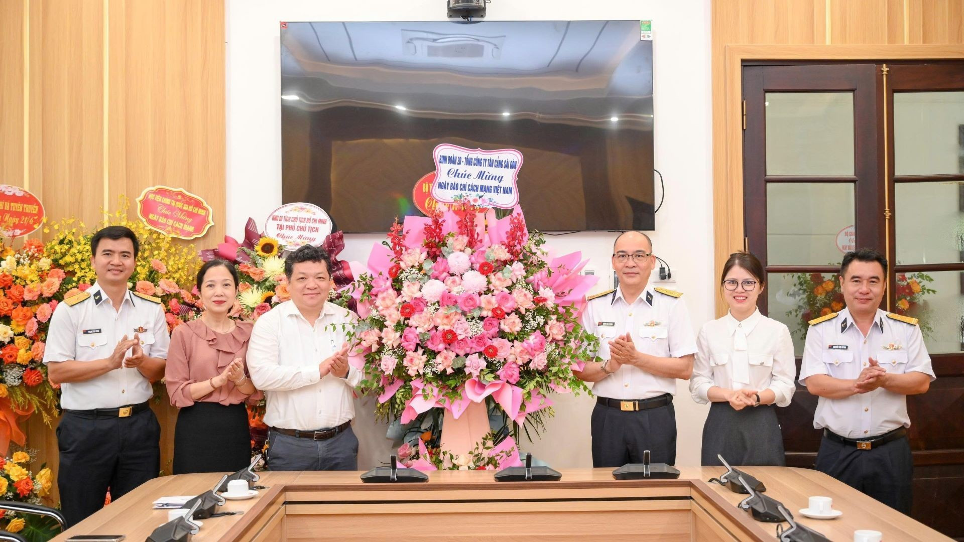 El coronel Nguyen Van Phuong, comisario político del Cuerpo de Ejército 20, transmite felicitaciones al diario.