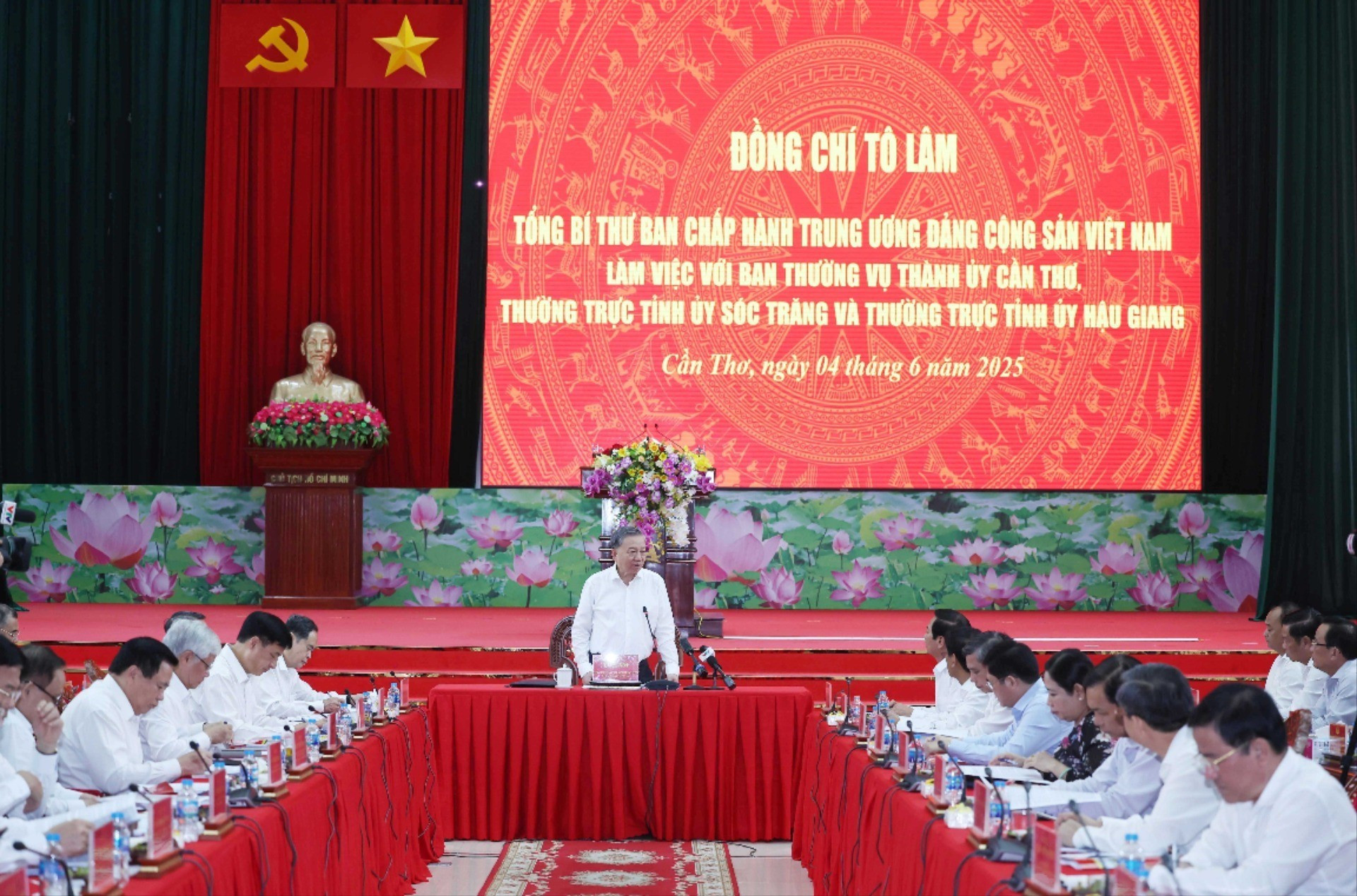 El secretario general del PCV, To Lam, toma la palabra en el encuentro.