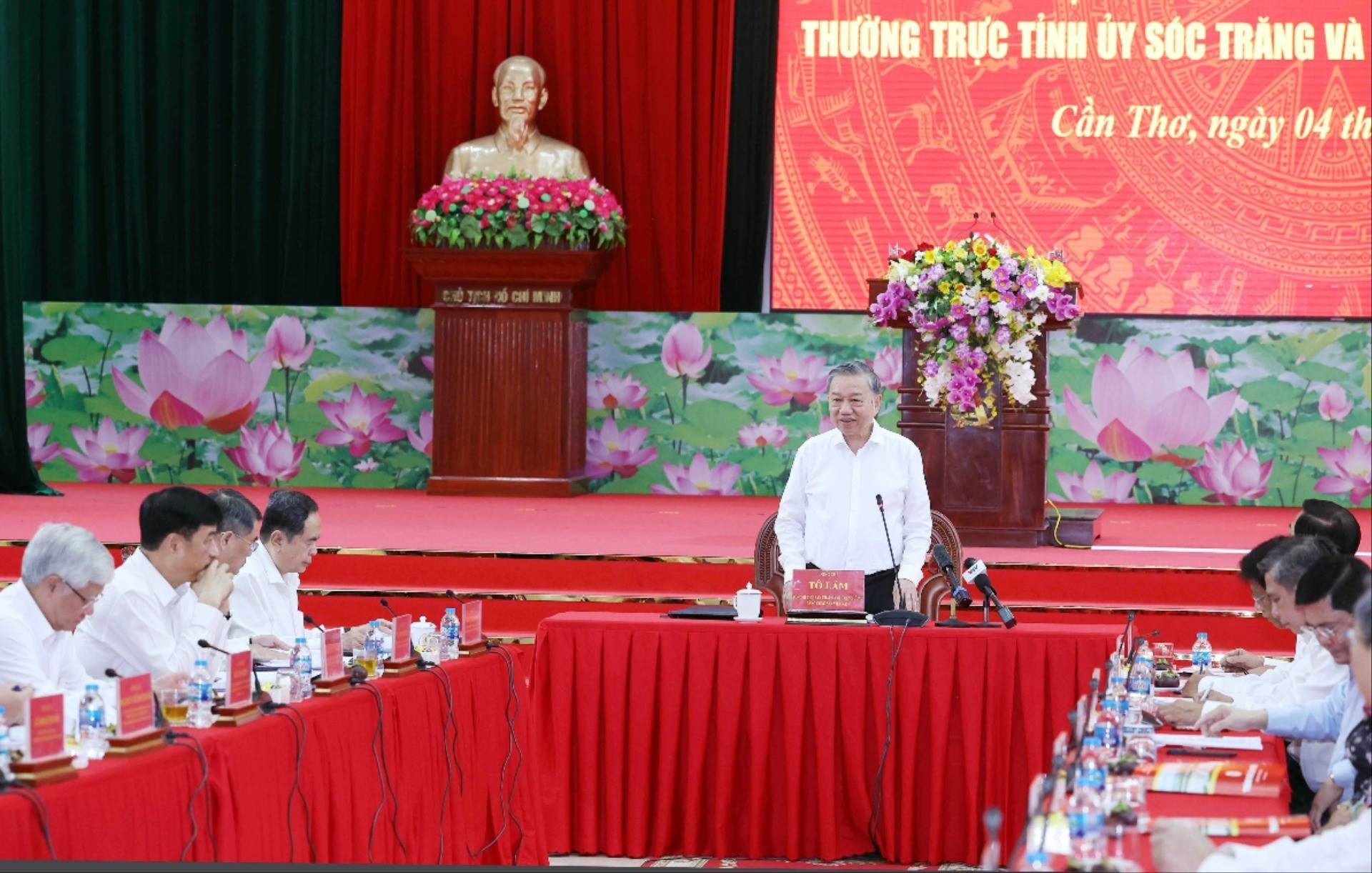 El secretario general del PCV, To Lam, habla en el encuentro.
