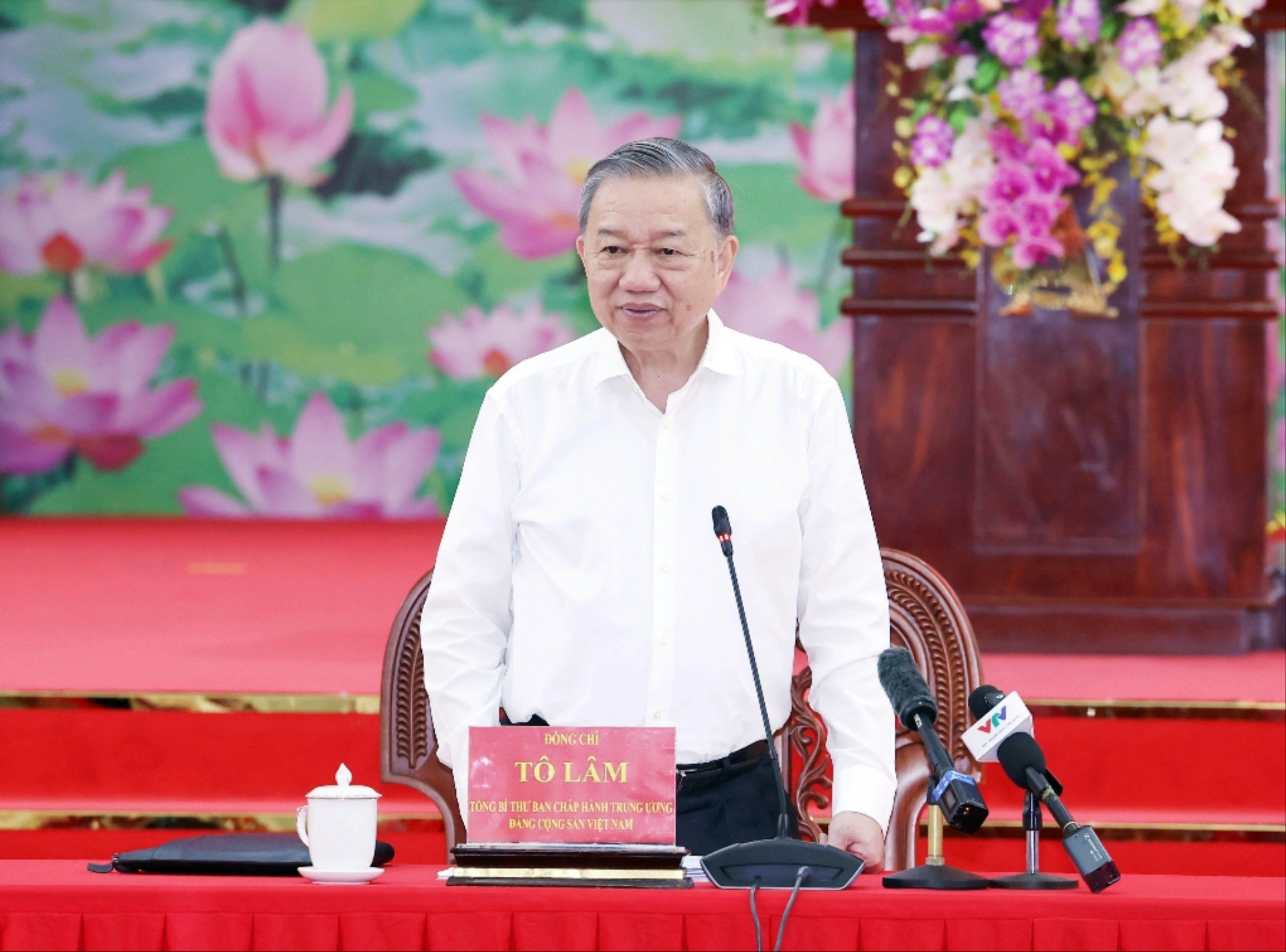 El secretario general del PCV, To Lam, toma la palabra en el encuentro.