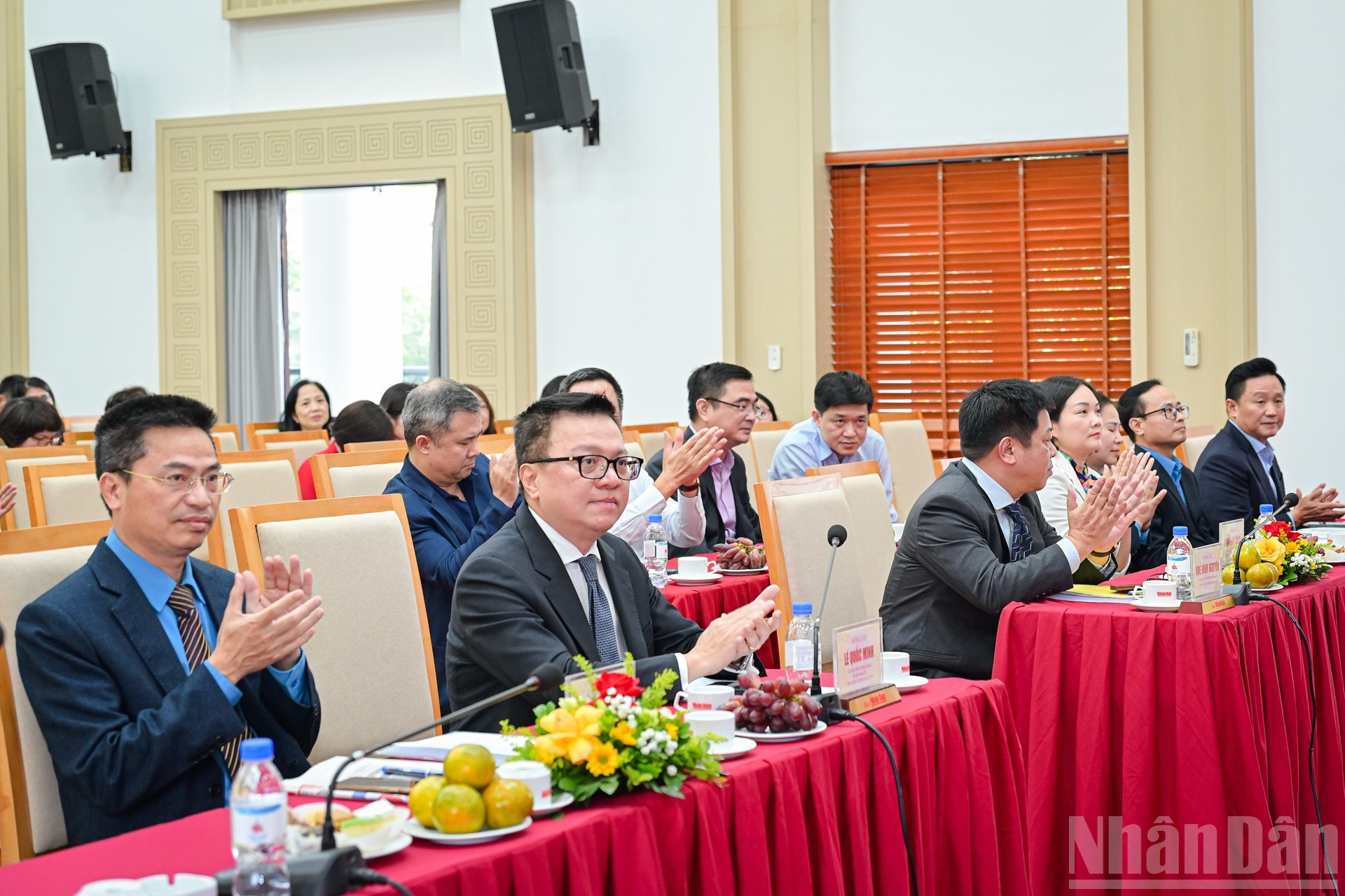 El presidente-editor del diario, Le Quoc Minh, y los delegados acuden al evento.