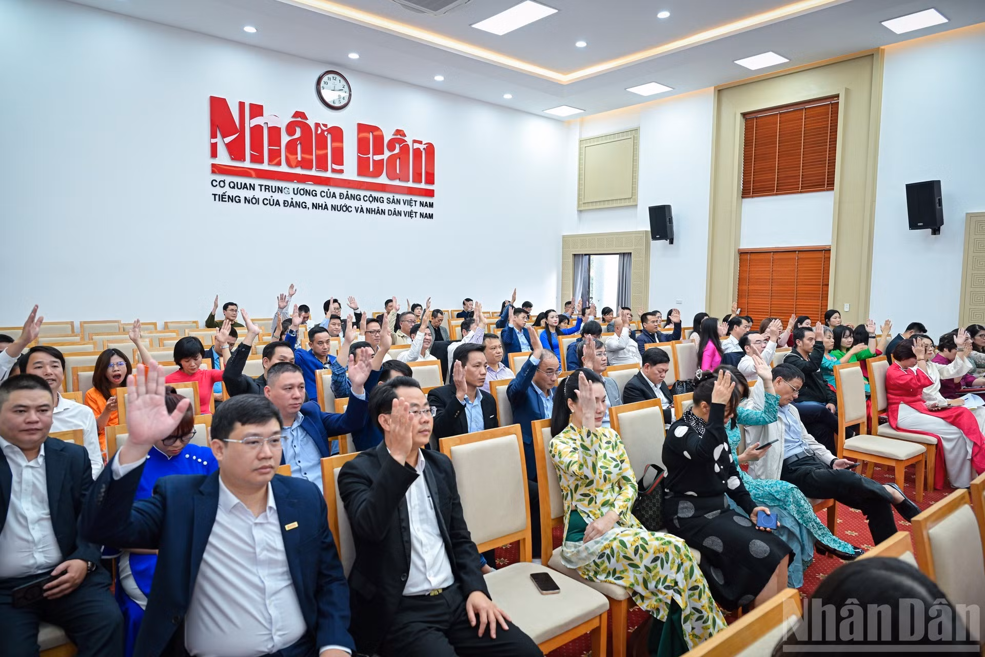 Los asistentes votan para aprobar la agenda del Congreso.