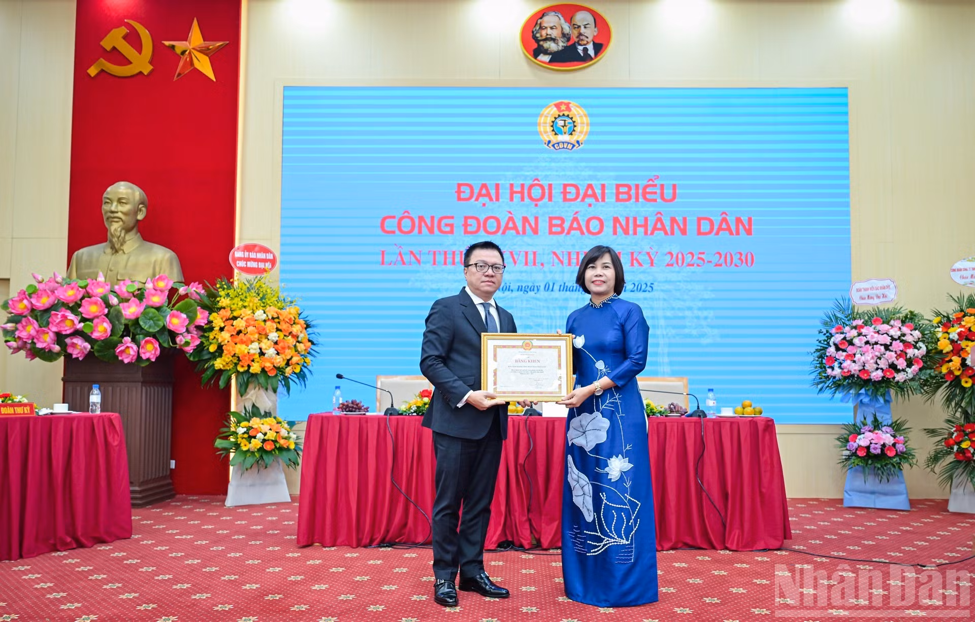 El presidente-editor Le Quoc Minh otorga el certificado de mérito al Sindicato del periódico por sus contribuciones destacadas en el pasado mandato.