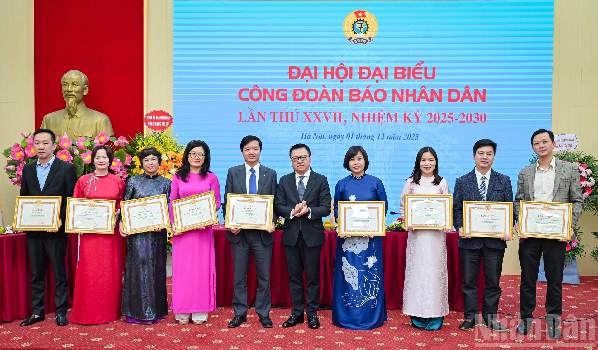 El presidente-editor otorga el certificado de mérito a los individuos con logros destacados en las actividades del Sindicato.