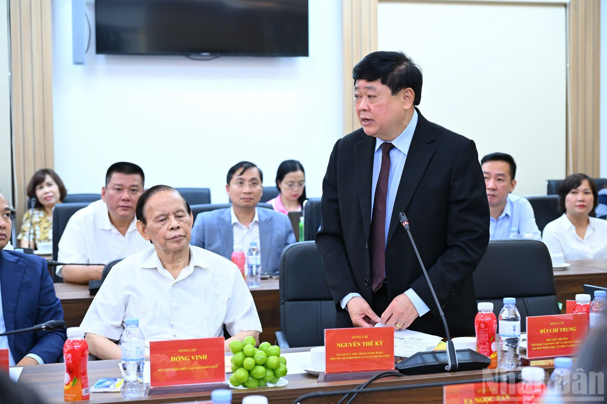 El profesor asociado, doctor Nguyen The Ky, exmiembro del Comité Central del Partido y vicepresidente del Consejo Teórico Central, expresa su opinión en la cita.