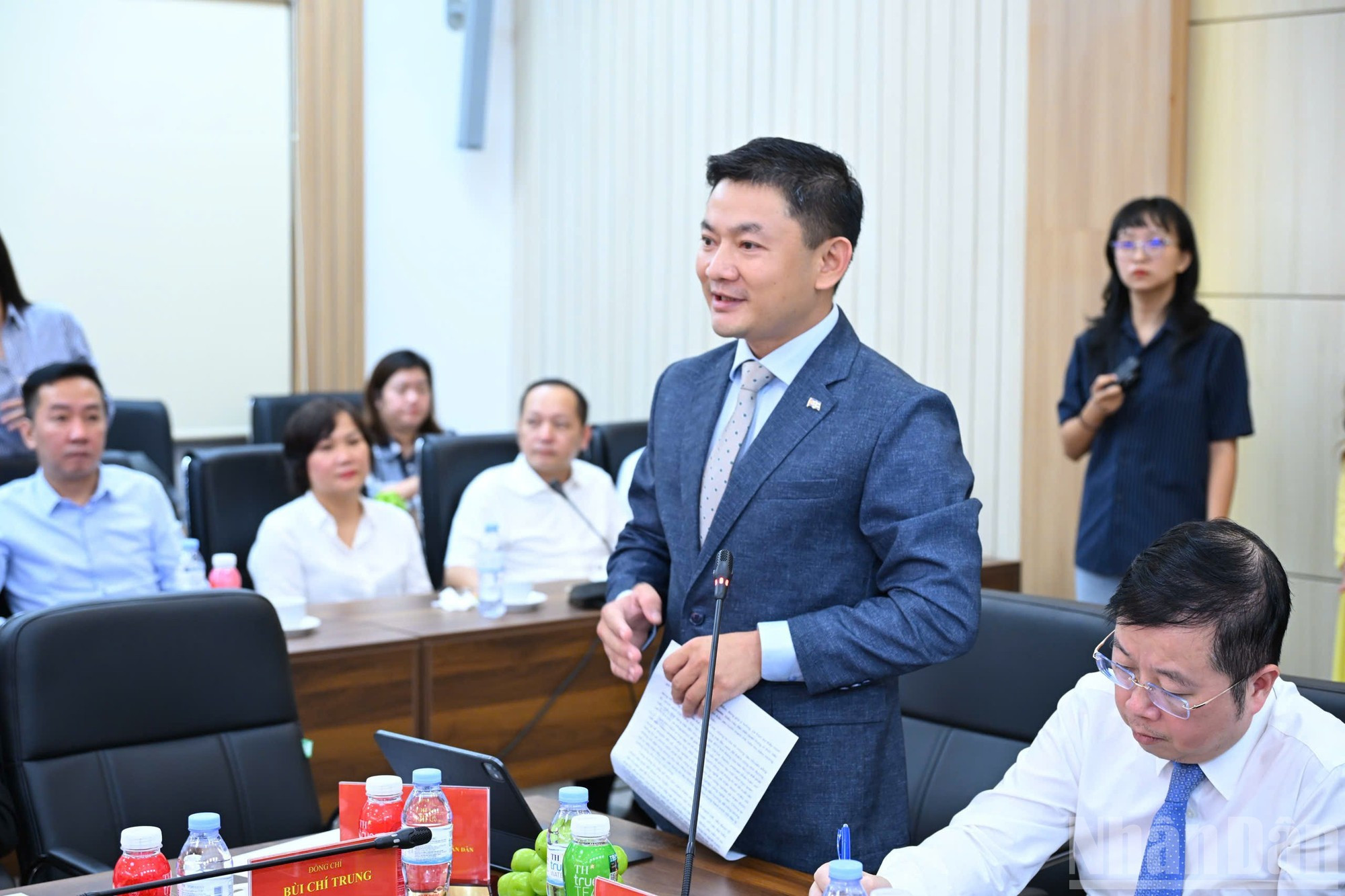 El profesor asociado, doctor Bui Chi Trung, subdirector del Instituto de Formación en Periodismo y Comunicación de la Universidad de Ciencias Sociales y Humanidades de Hanói, habla en la cita.