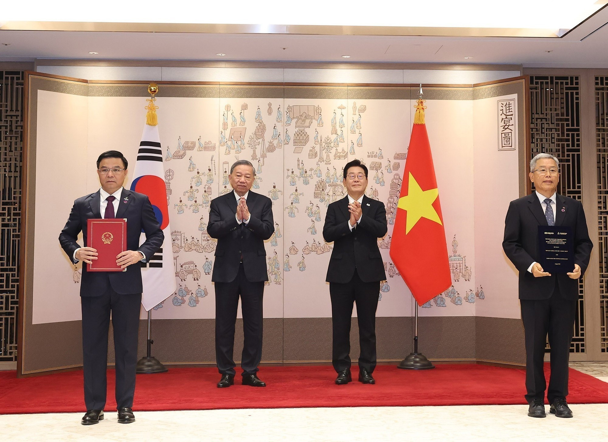 La firma del memorando de un entendimiento sobre el desarrollo de recursos humanos en el campo de la energía nuclear entre el Grupo Nacional de Industria y Energía de Vietnam y la Corporación de Energía Eléctrica de Corea del Sur.