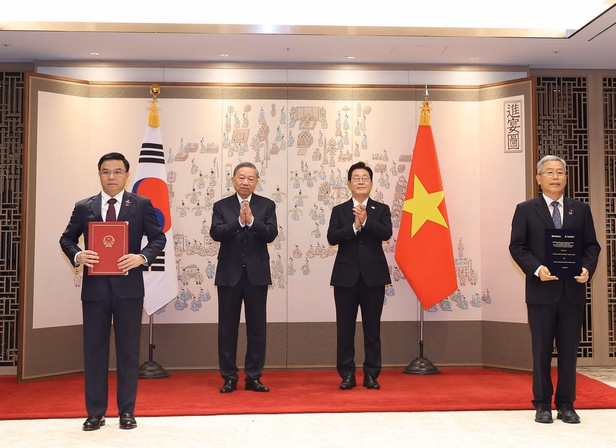 La firma del memorando de un entendimiento sobre el desarrollo de recursos humanos en el campo de la energía nuclear entre el Grupo Nacional de Industria y Energía de Vietnam y la Corporación de Energía Eléctrica de Corea del Sur.