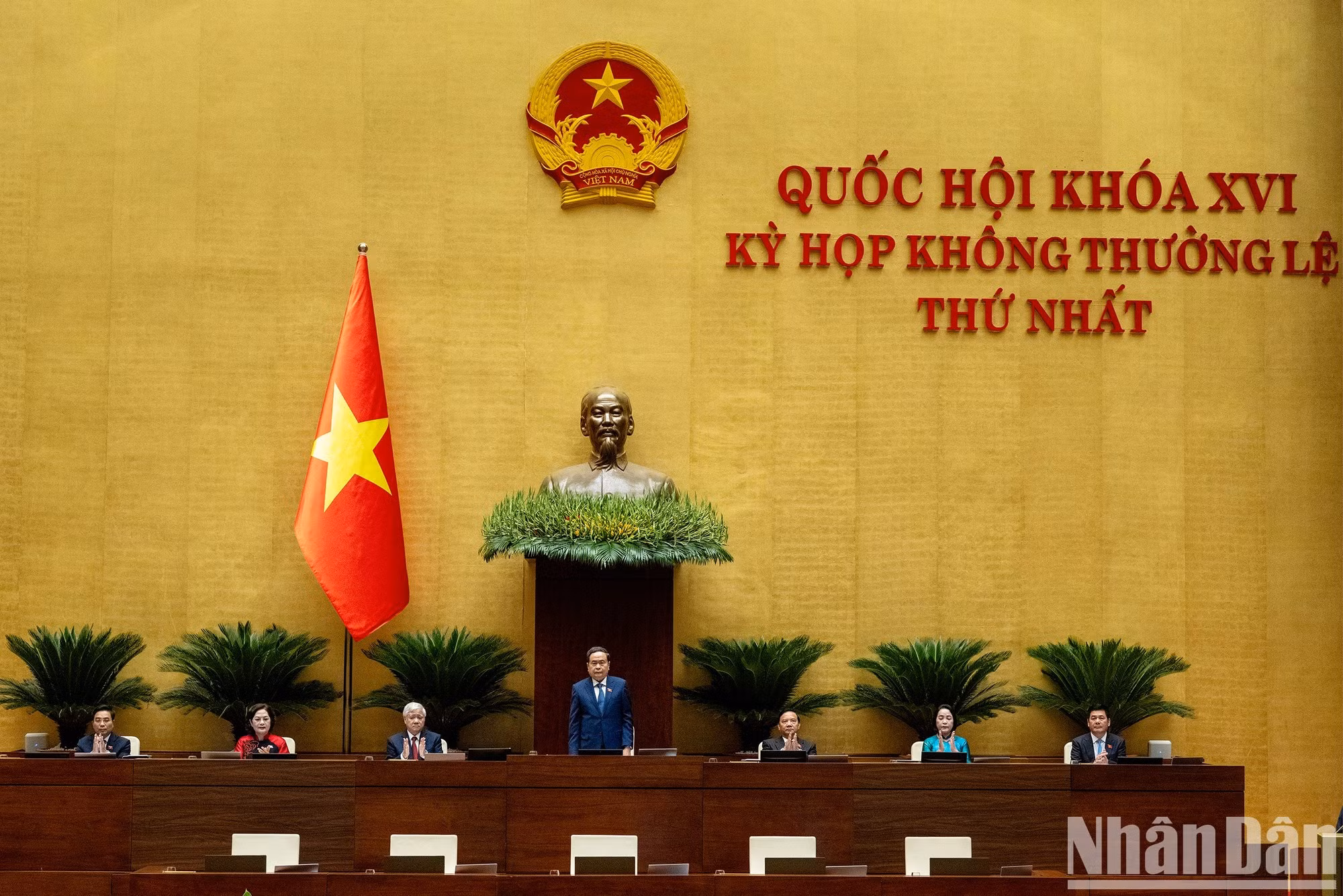 El líder legislativo Tran Thanh Man y los subtitulares dirigen el evento.